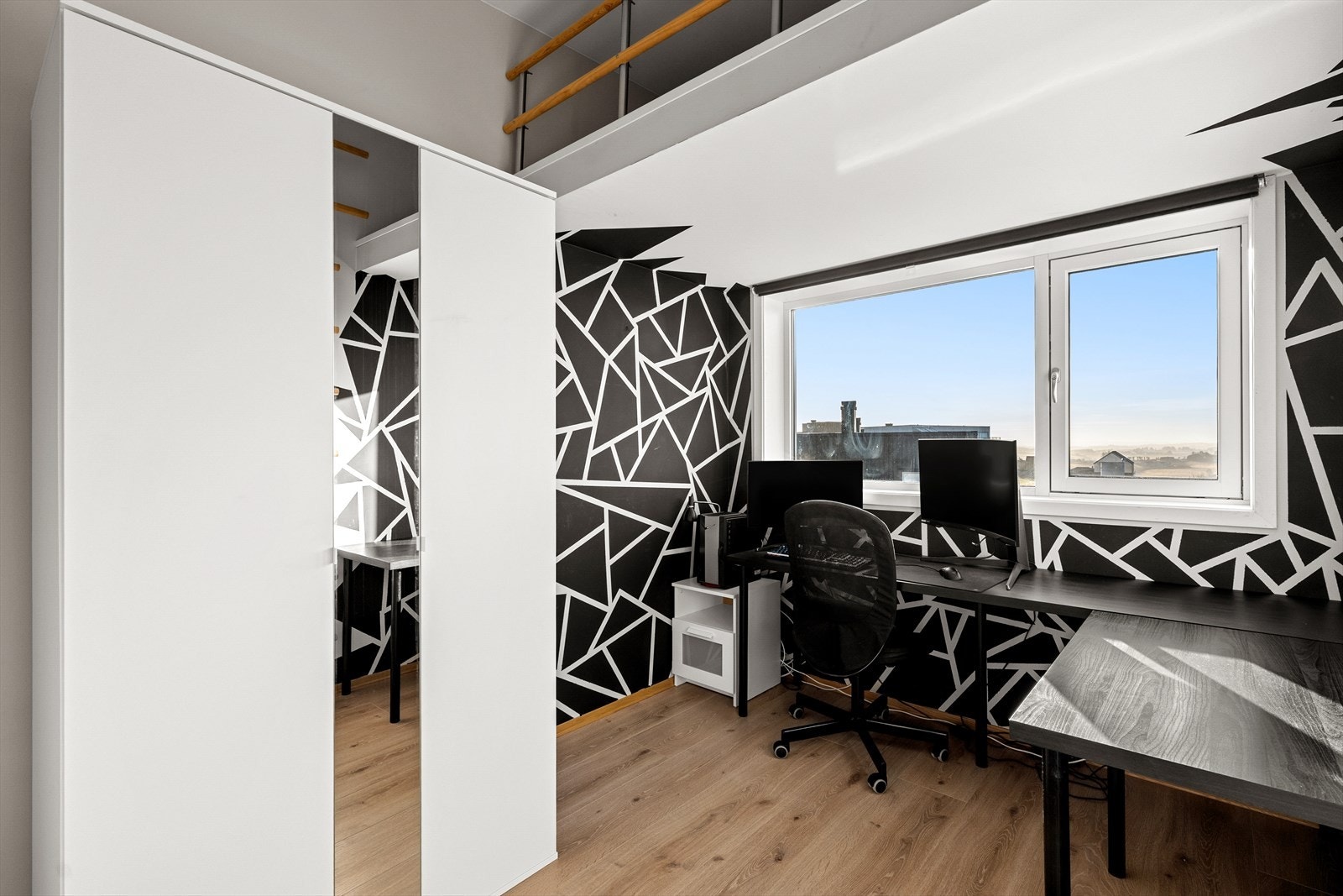 Soverom (3) Rommet er godt utnyttet med hems. Galleribilde