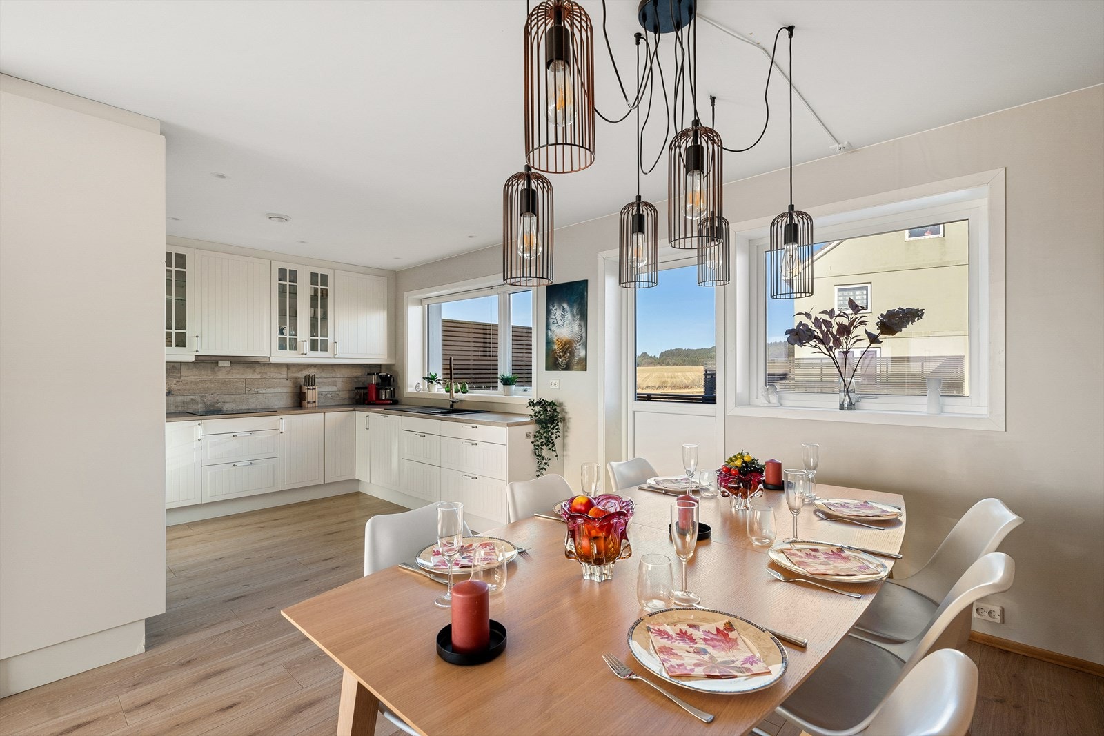 Kjøkkenet ligger praktisk til i åpen kjøkkenløsning. Galleribilde