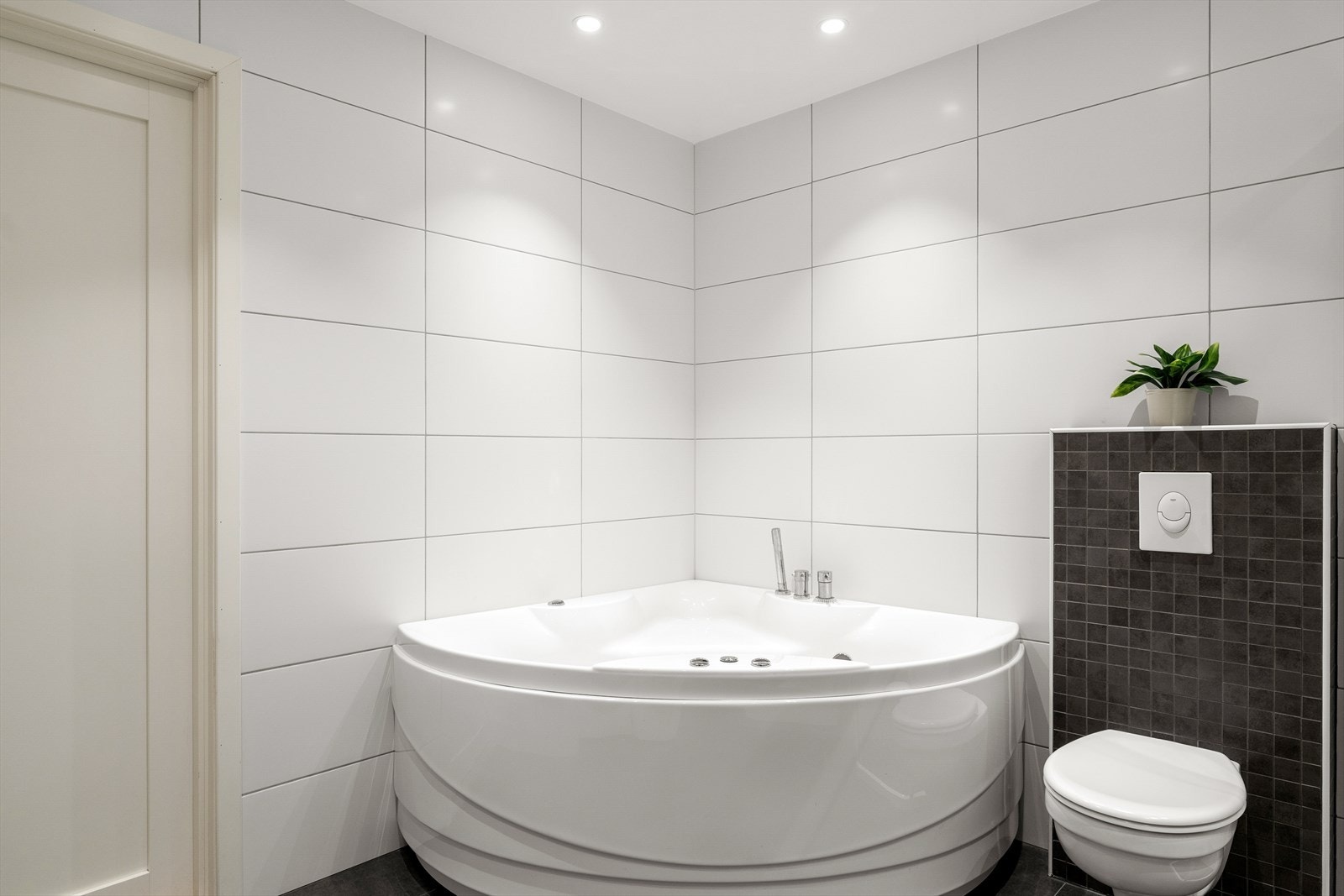 Innredningen består av hjørnebadekar, baderomsseksjon og vegghengt toalett. Galleribilde