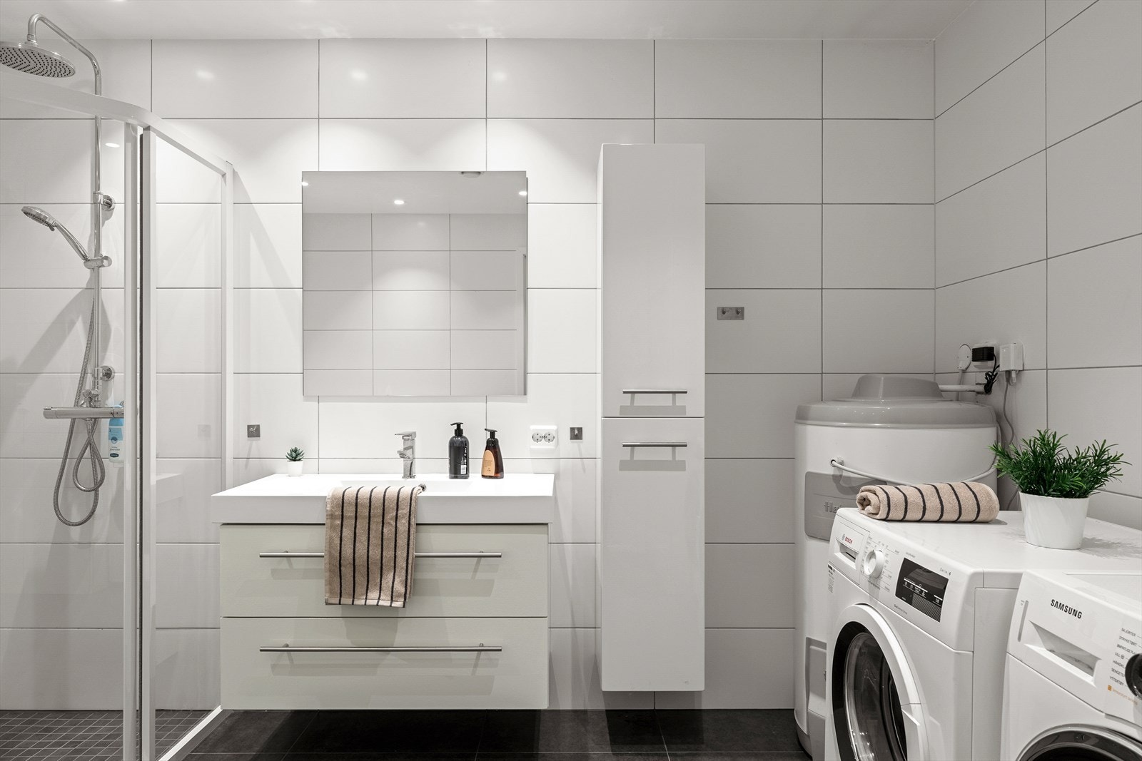 Det er opplegg for vaskemaskin og tørketrommel. Galleribilde