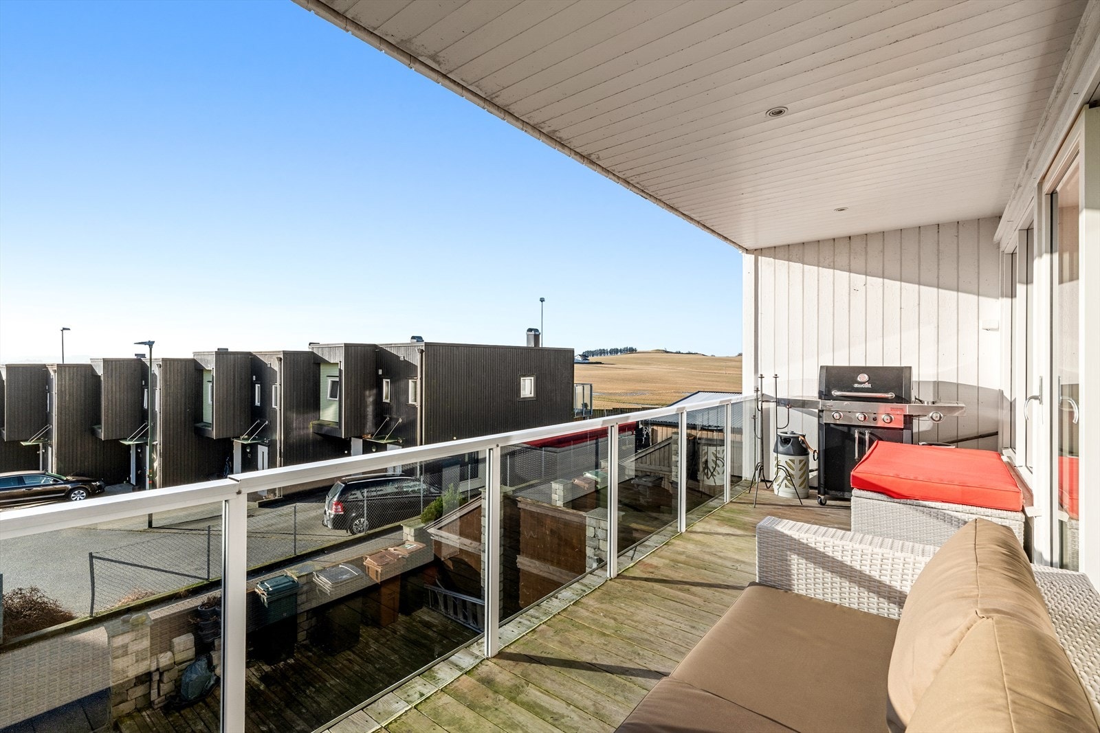 Det er romslig balkong med utgang fra stuen. Galleribilde