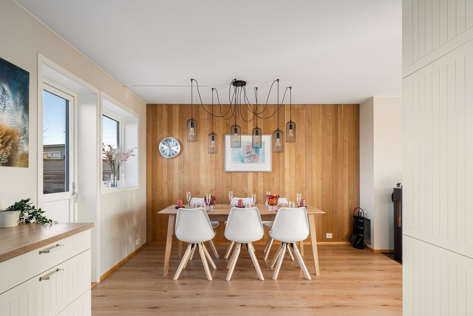 Kontrastveggen gir rommet en lun og innbydende atmosfære. Galleribilde