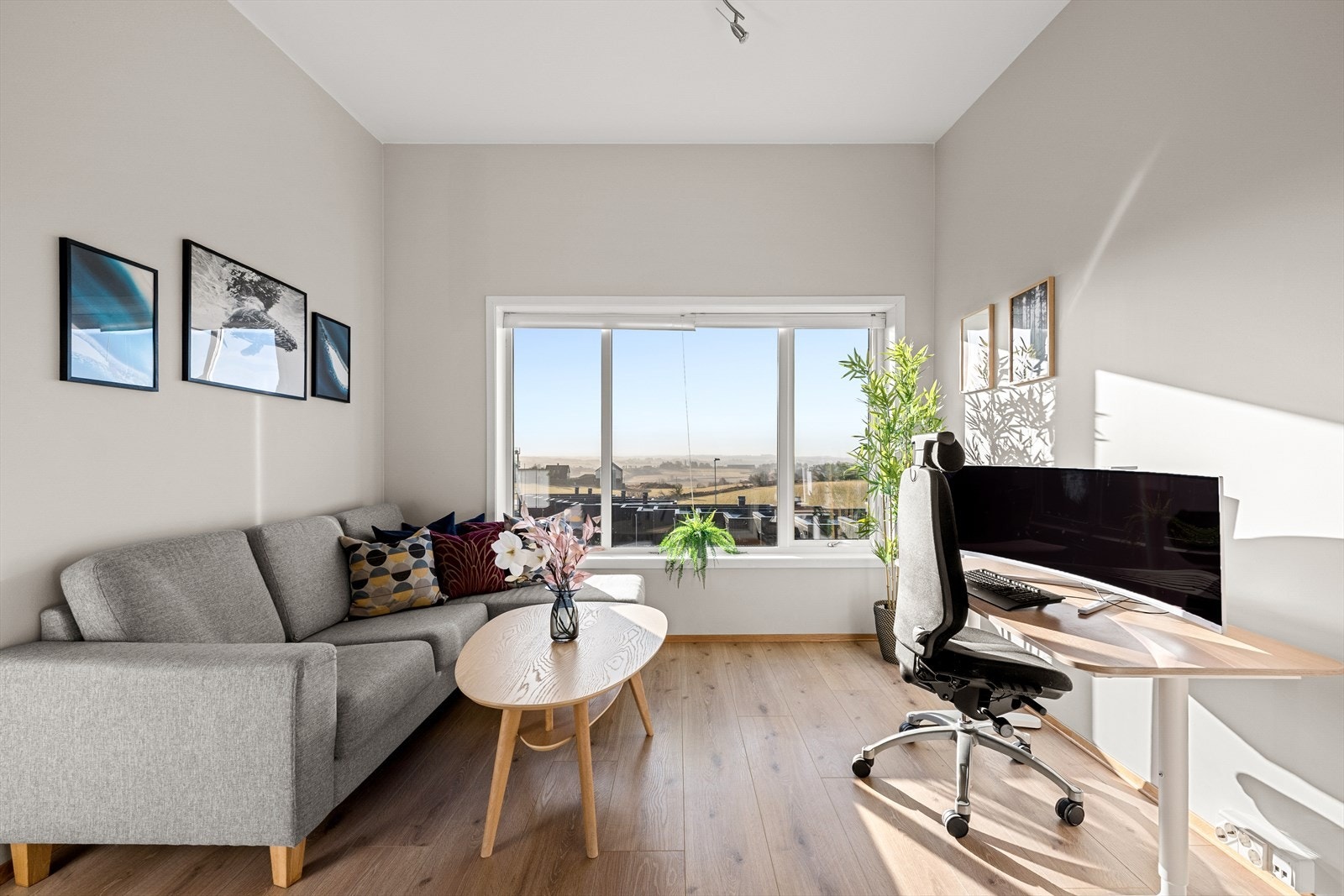 Loftstuen oppleves som lys og luftig med store vindusflater vendt mot den flotte utsikten. Galleribilde