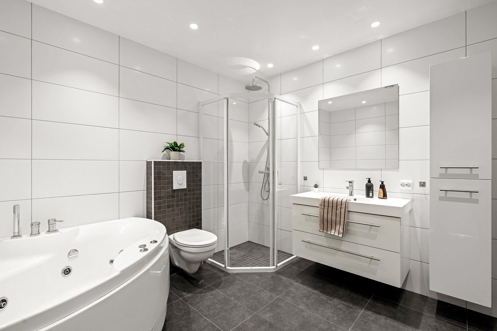 Flislagt baderom. Galleribilde