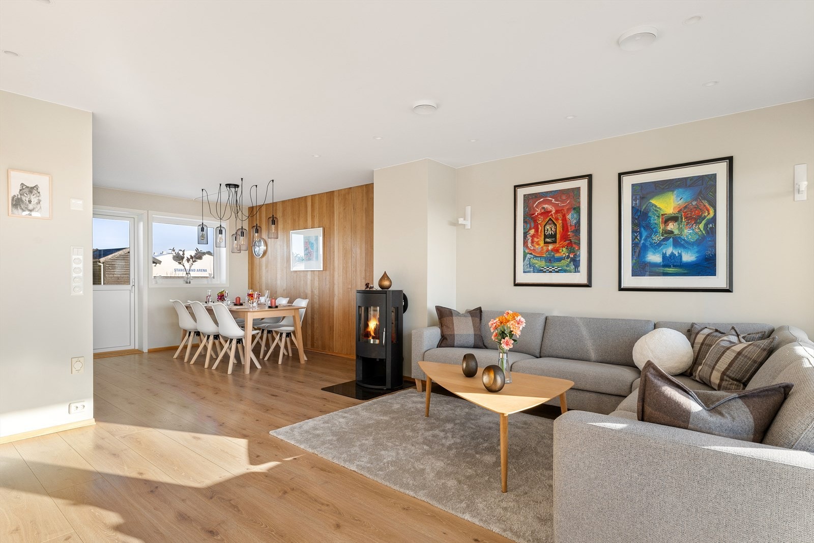 Veggflater er malt i moderne farger og det er laminat gulv. Galleribilde