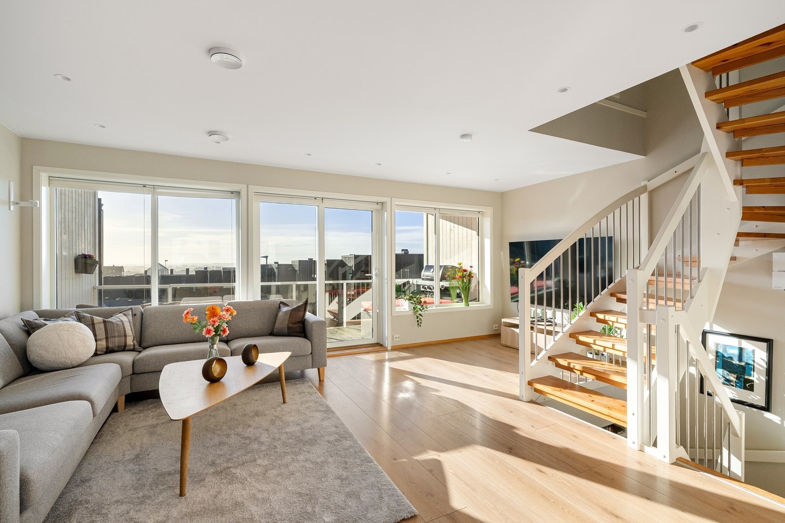 Stuen og kjøkkenet ligger i høy 1. etasje. Galleribilde