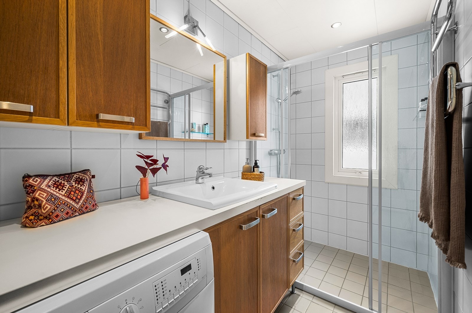 Flislagt bad med behagelig gulvvarme Galleribilde