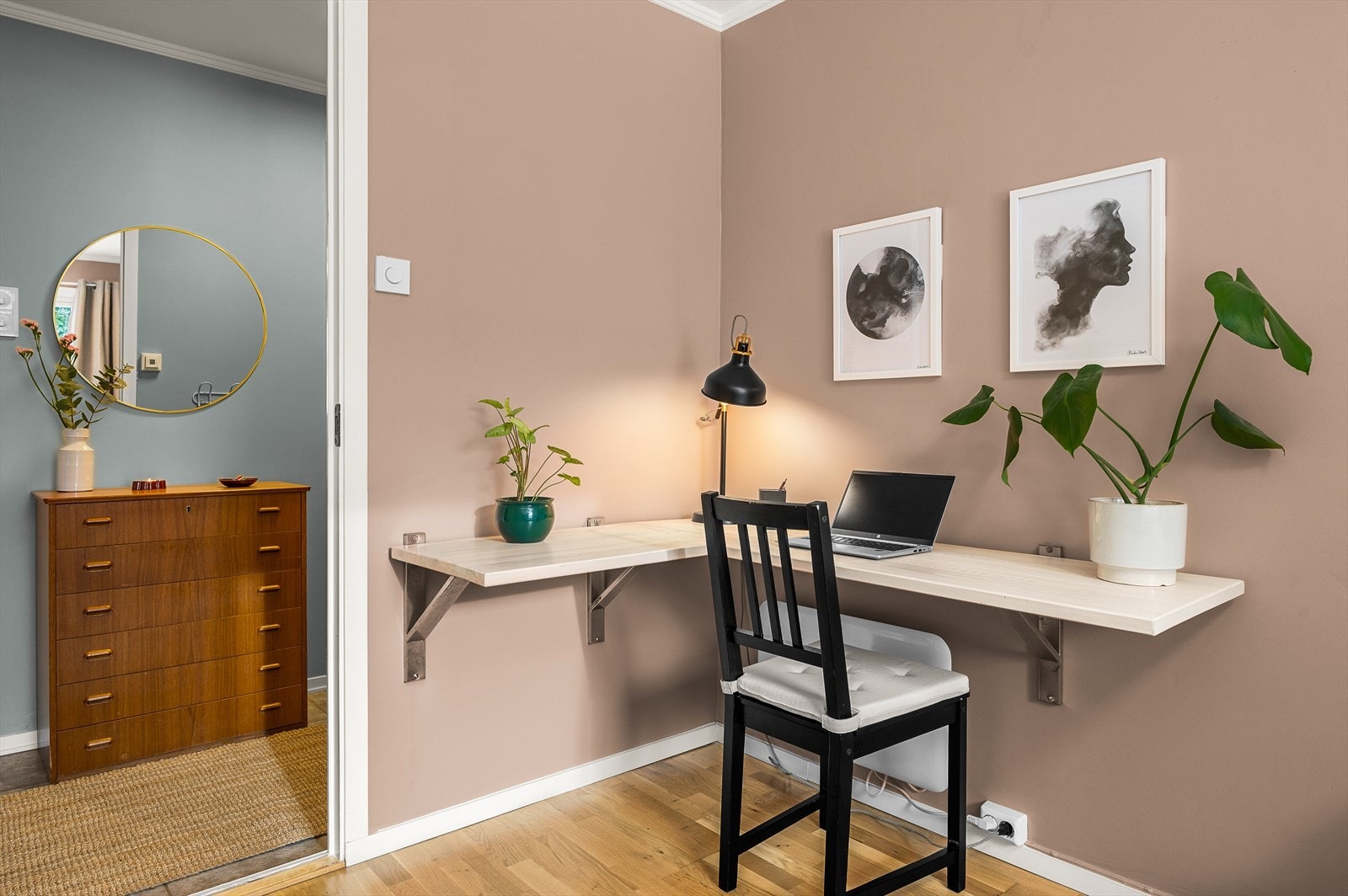 Det er godt med lagringsplass da leiligheten har én bod på loft og 2 stk. i kjeller Galleribilde