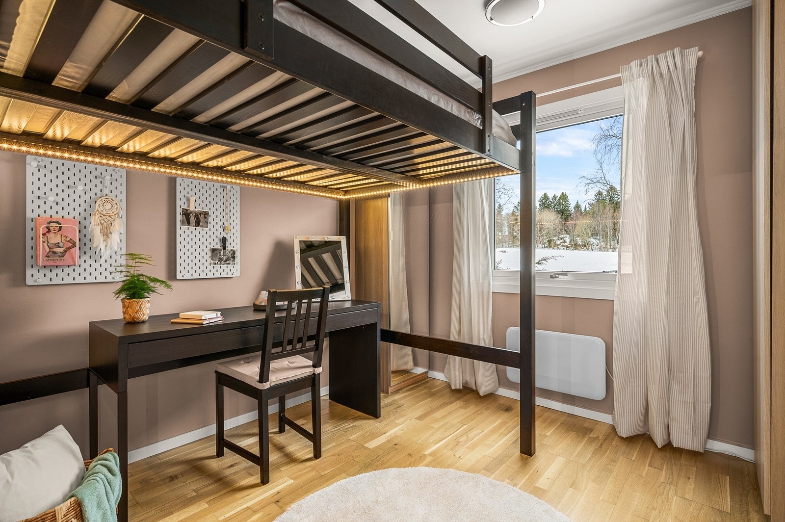 Begge soverom har panelovner av nyere dato Galleribilde