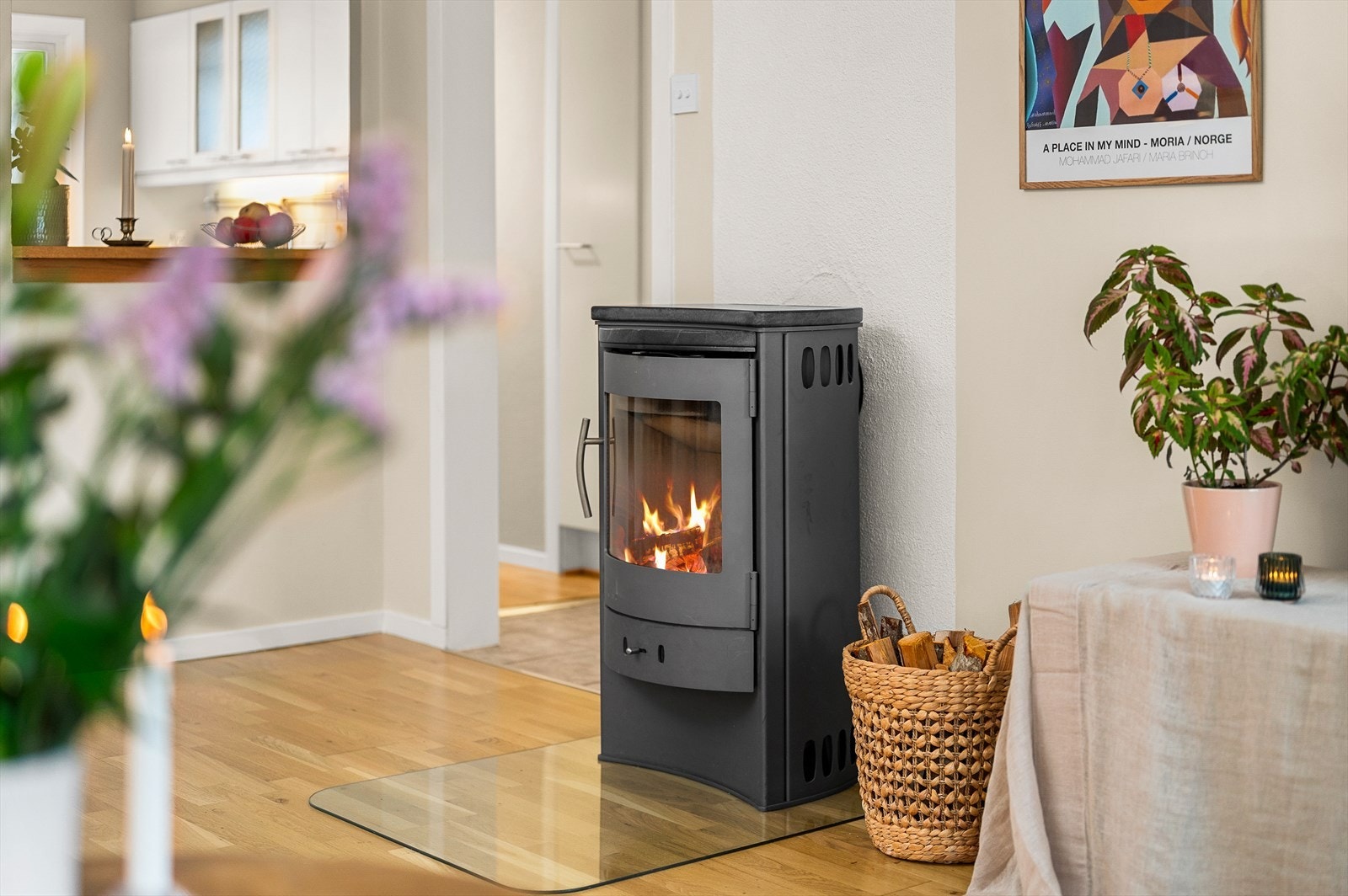 Det er etablert vedovn på stue for ekstra os og varme i vinterhalvåret Galleribilde