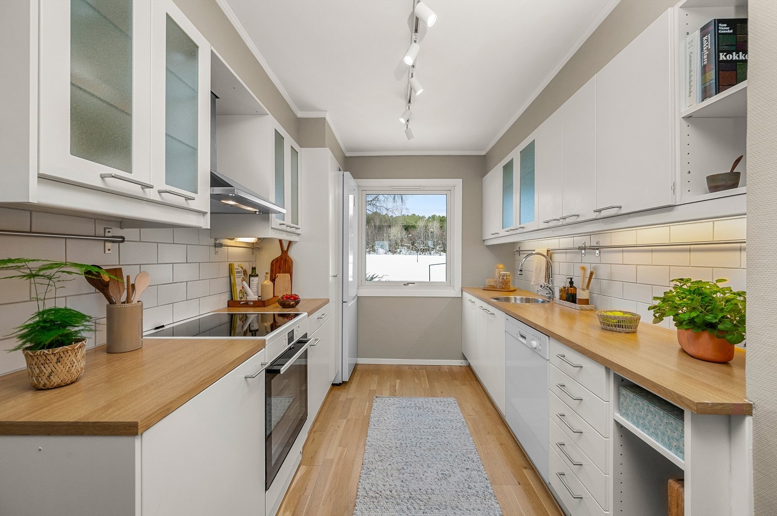 Lyst og pent kjøkken som ligger praktisk adskilt fra stuen. Galleribilde