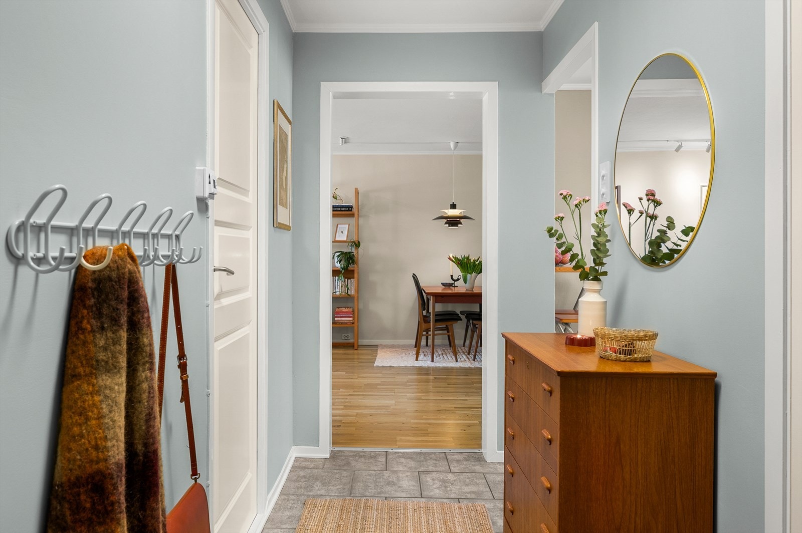 Koselig gang med praktisk flis på gulv med varme Galleribilde