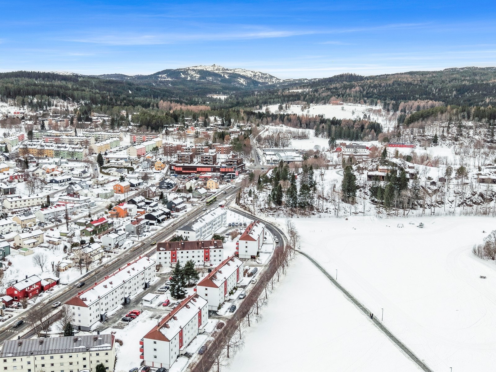 Her bor du med kort avstand til dagligvare, barnehage, skoler og flotte tur- og rekreasjonsmuligheter. Det er også kort vei til Trondheim sentrum med "alt" av fasiliteter. Galleribilde