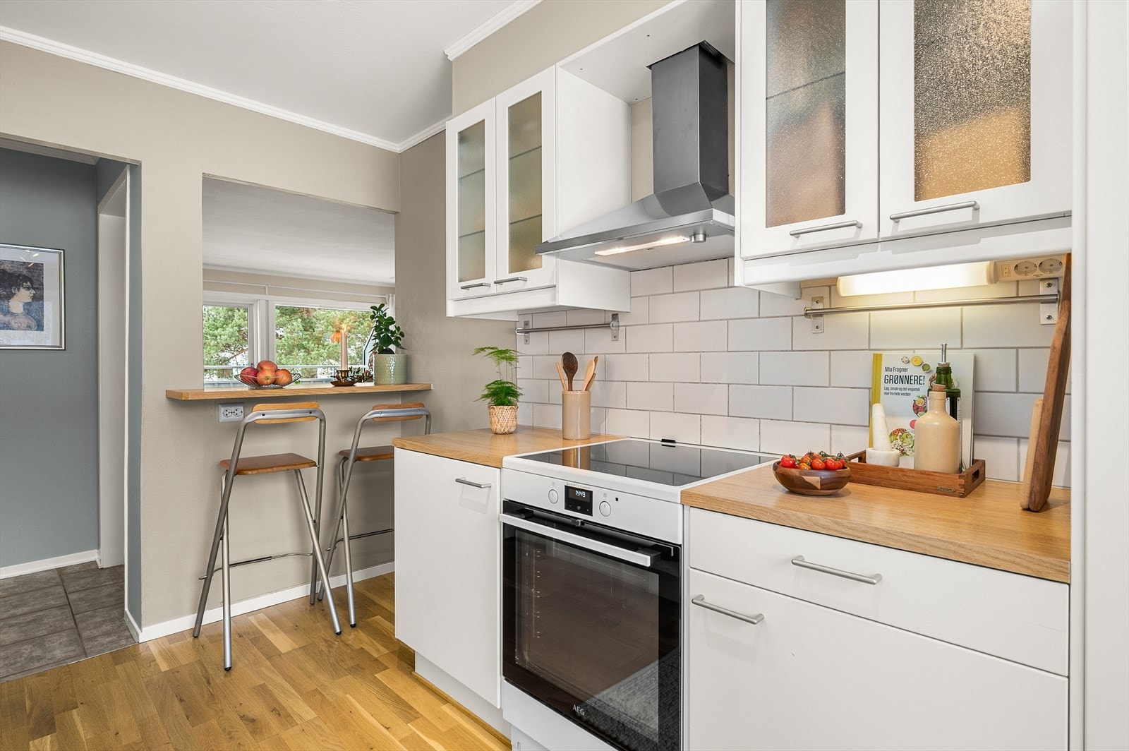 Flis under overskap som gjør rengjøringen enklere. Lysskinne i himling med dim. Galleribilde