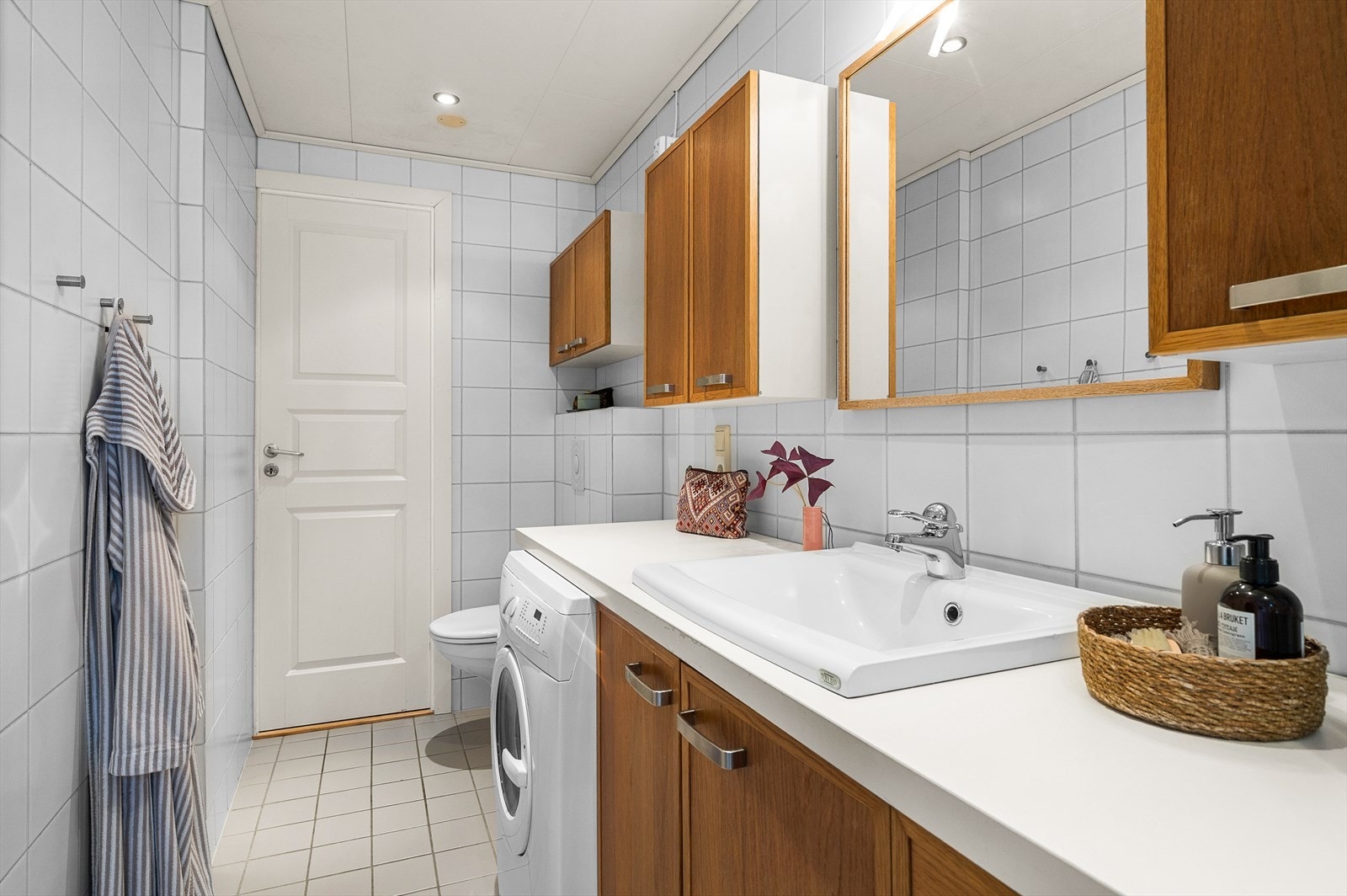 Downlights i himling med dim, opplegg for vaskemaskin og vegghengt toalett Galleribilde