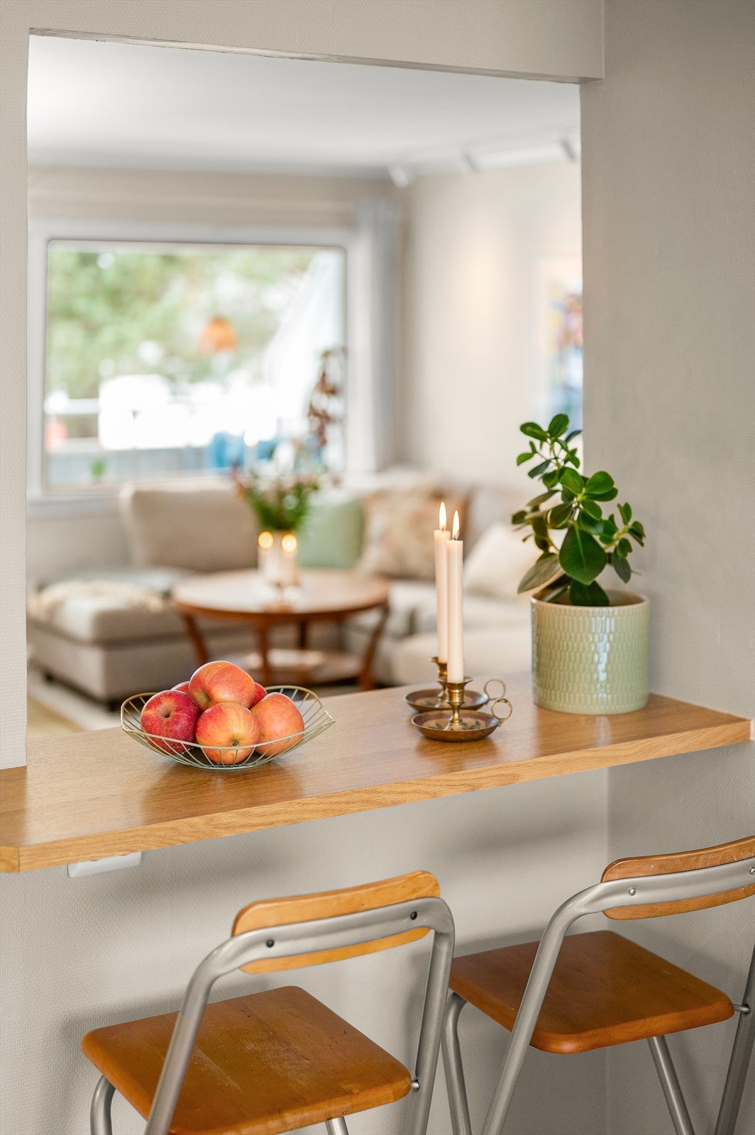 Praktisk barløsning med åpning mot stuefor godt gjennomlys Galleribilde