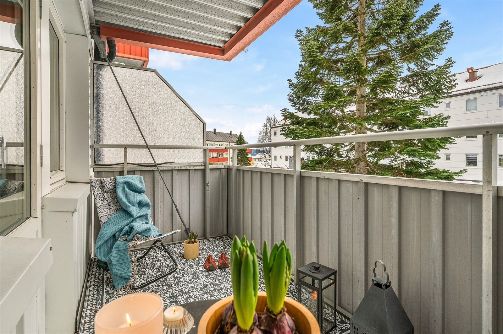 Med utgang fra stuen er leilighetens overbygde sørvendte balkong som byr på gode solforhold Galleribilde