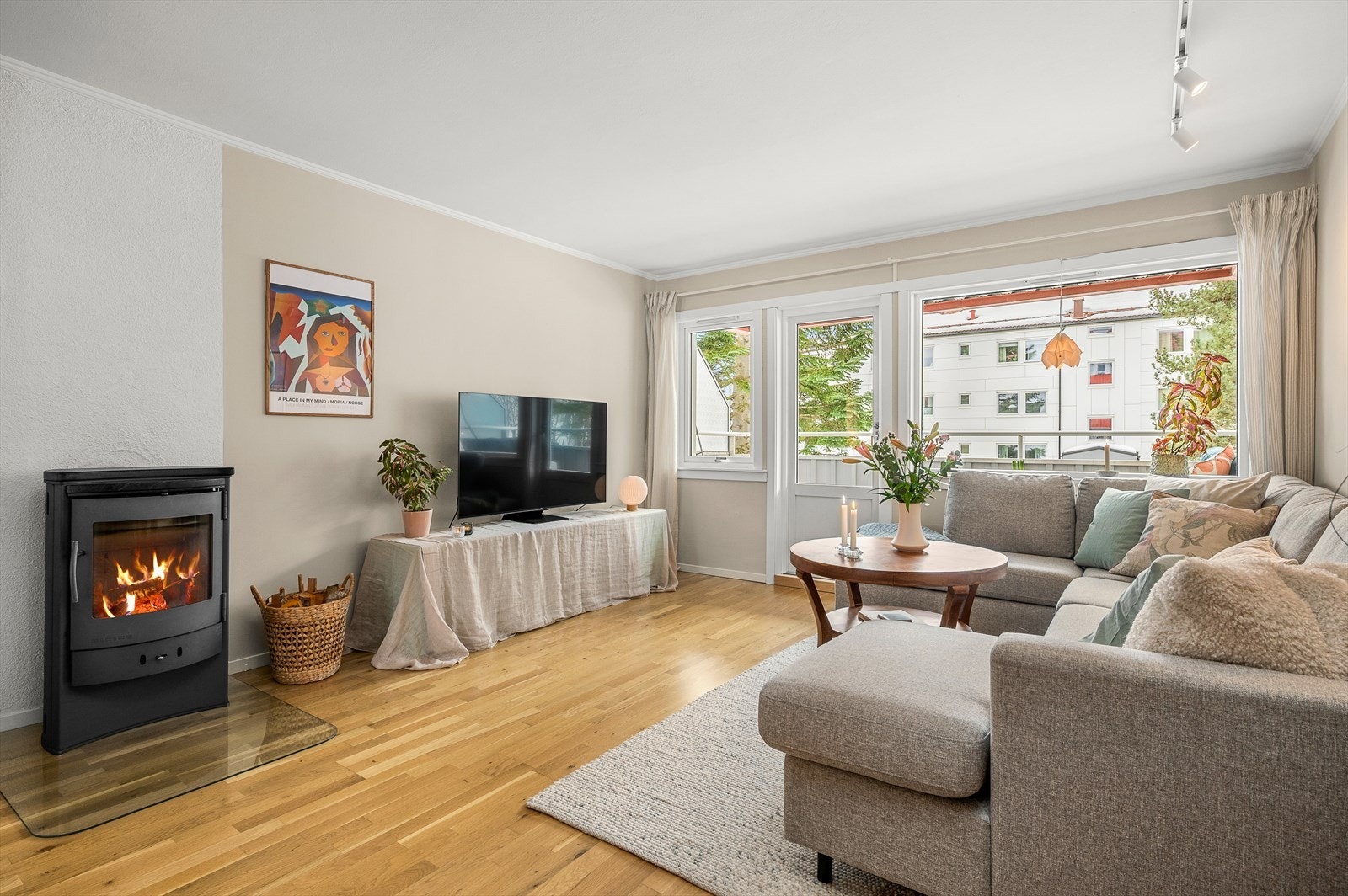 Romslig stue med store vindusflater som gir rikelig med dagslys Galleribilde