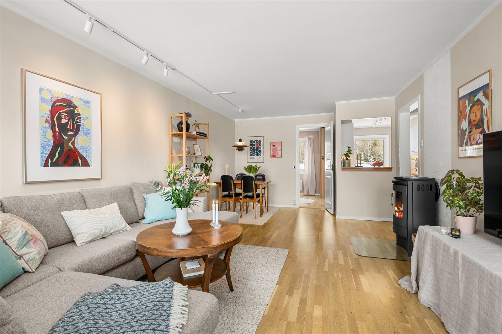 Stuen er av fin størrelse og byr på flere møbleringsmuligheter Galleribilde