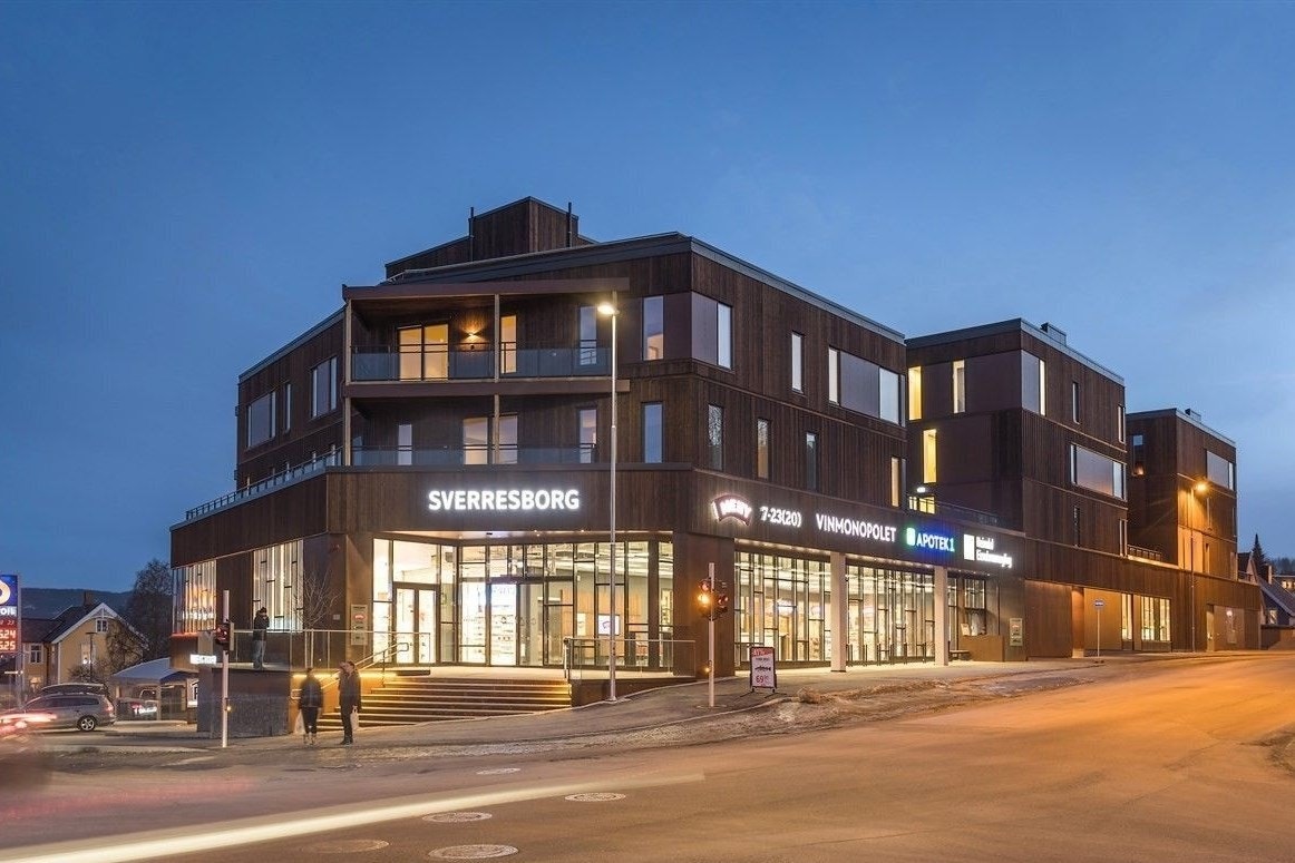 og rett over gata fra Byåsen butikksenter har man Sverresborg senter som blant annet huser Meny med ferskvaredisk, Apotek og Vinmonopolet Galleribilde