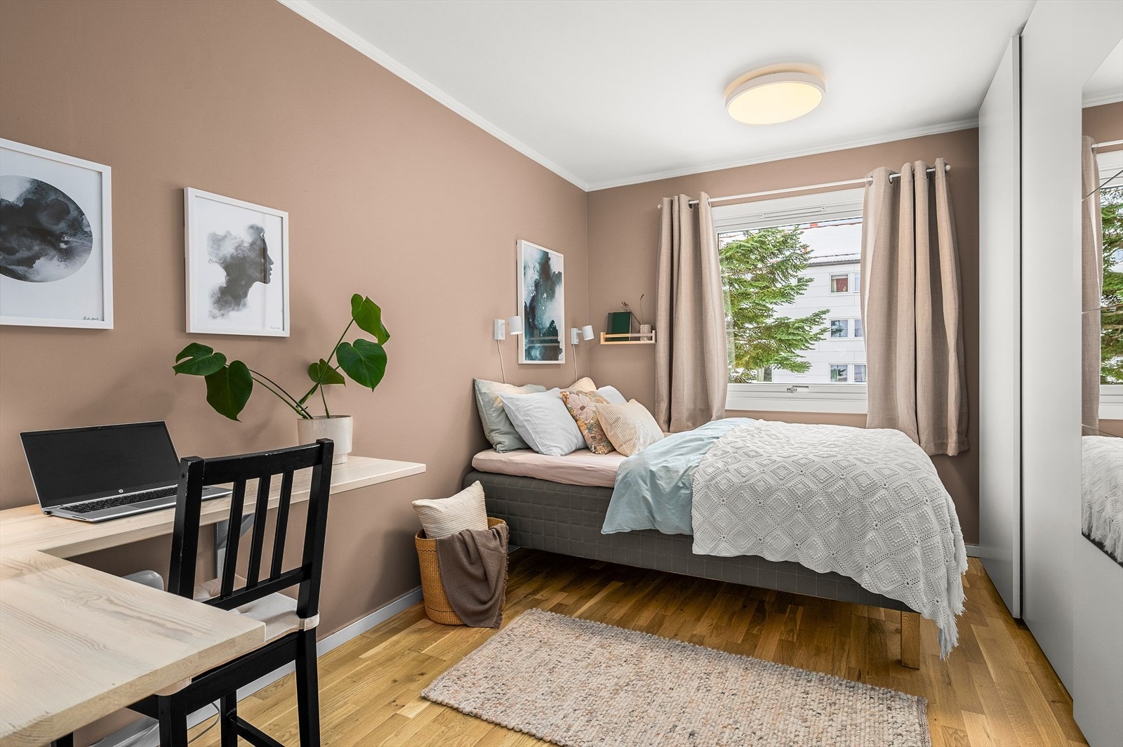 Leiligheten har to romslige soverom, hvor av ett med stor skyvedørsgarderobe Galleribilde