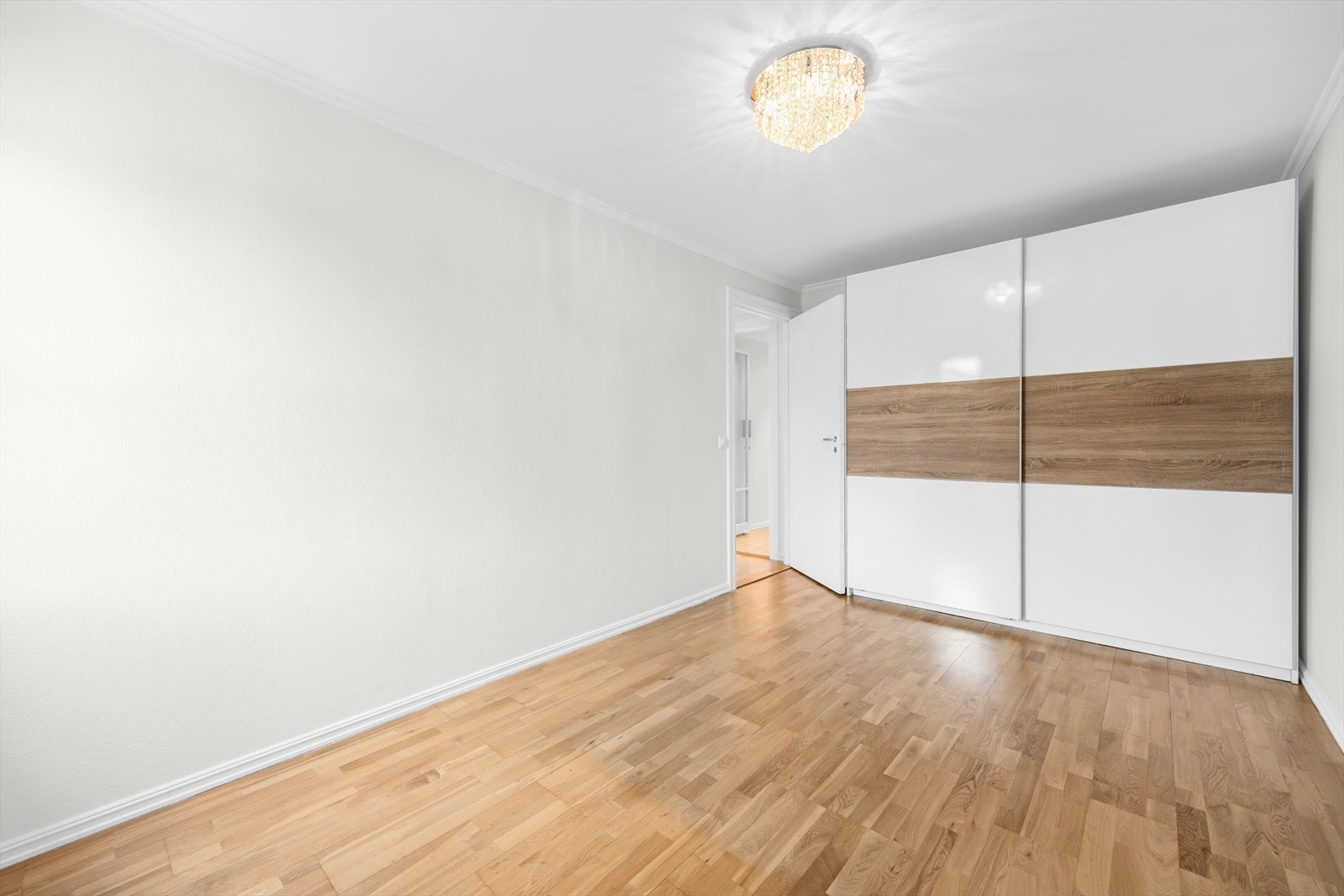 Begge soverom har en stor skyvedørsgarderobe. Galleribilde