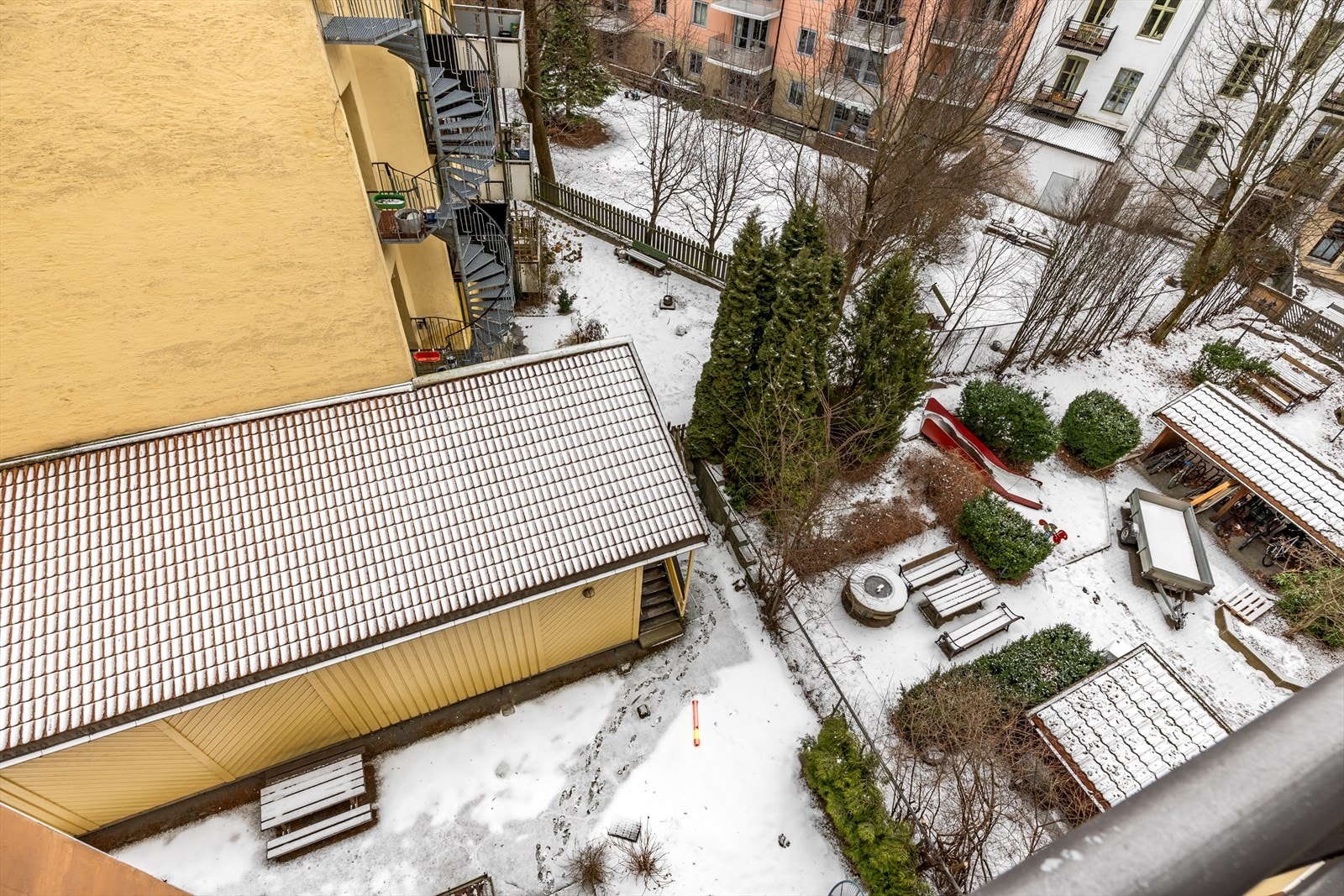 Frodig, opparbeidet bakgård. Galleribilde