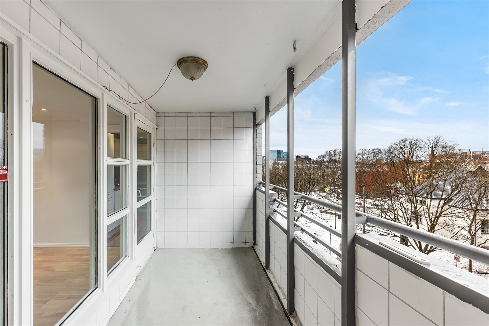 Fra stuen er det utgang til overbygget vestvendt balkong på ca. 7kvm. Galleribilde