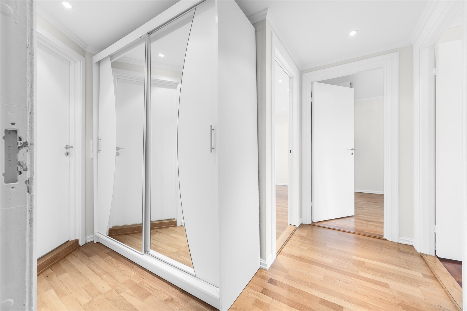 Entré med garderobeskap med speilfronter. Galleribilde