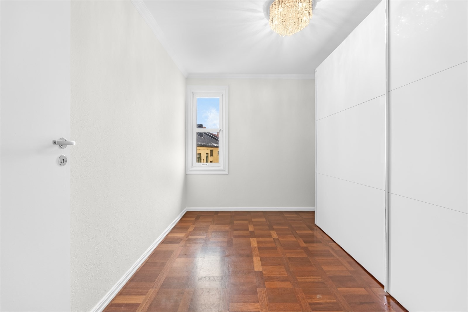 Det andre soverommet har også plass til seng og har medfølgende skyvedørsgarderobe. Galleribilde