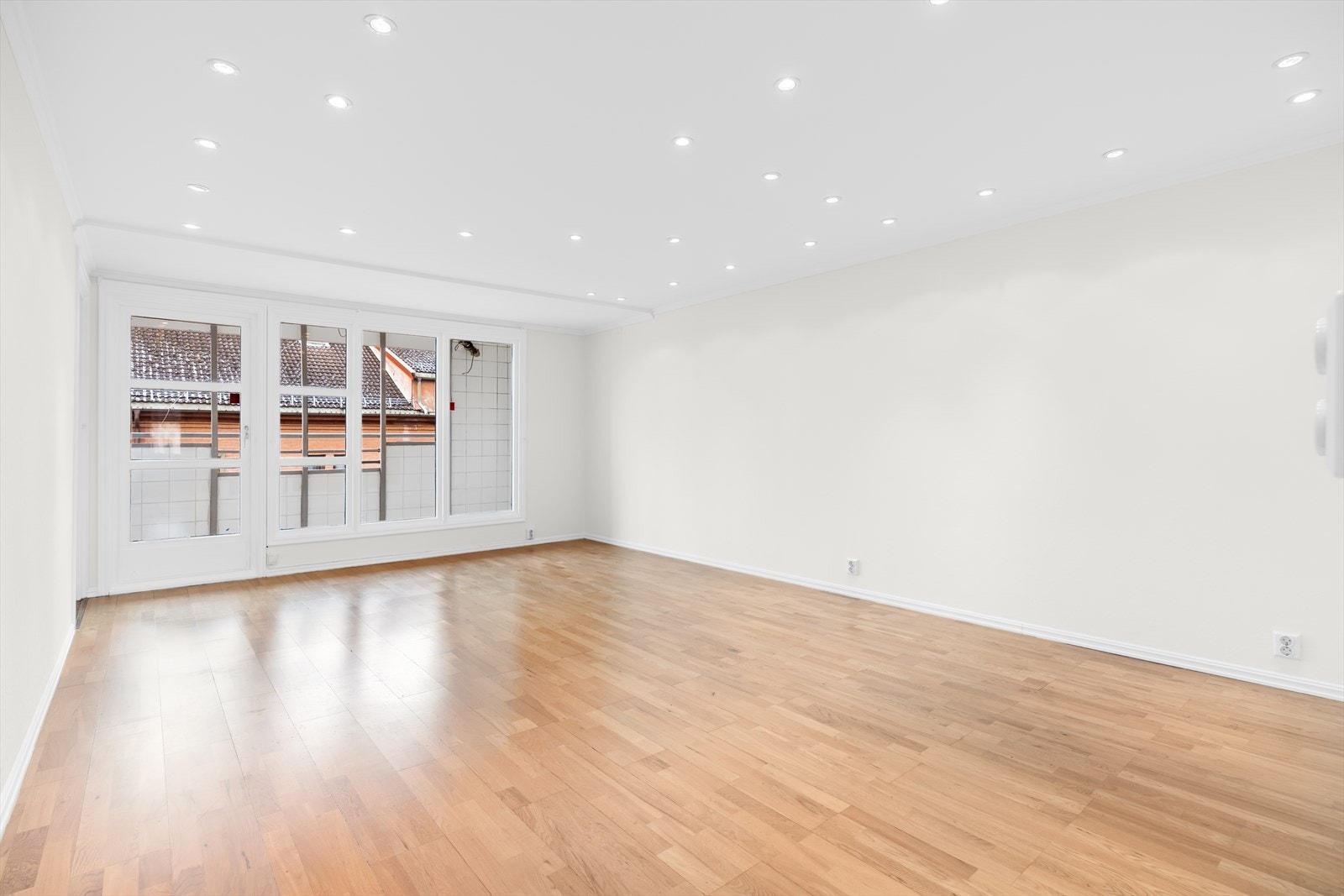 Stuen har utstrakt bruk av downlights. Galleribilde