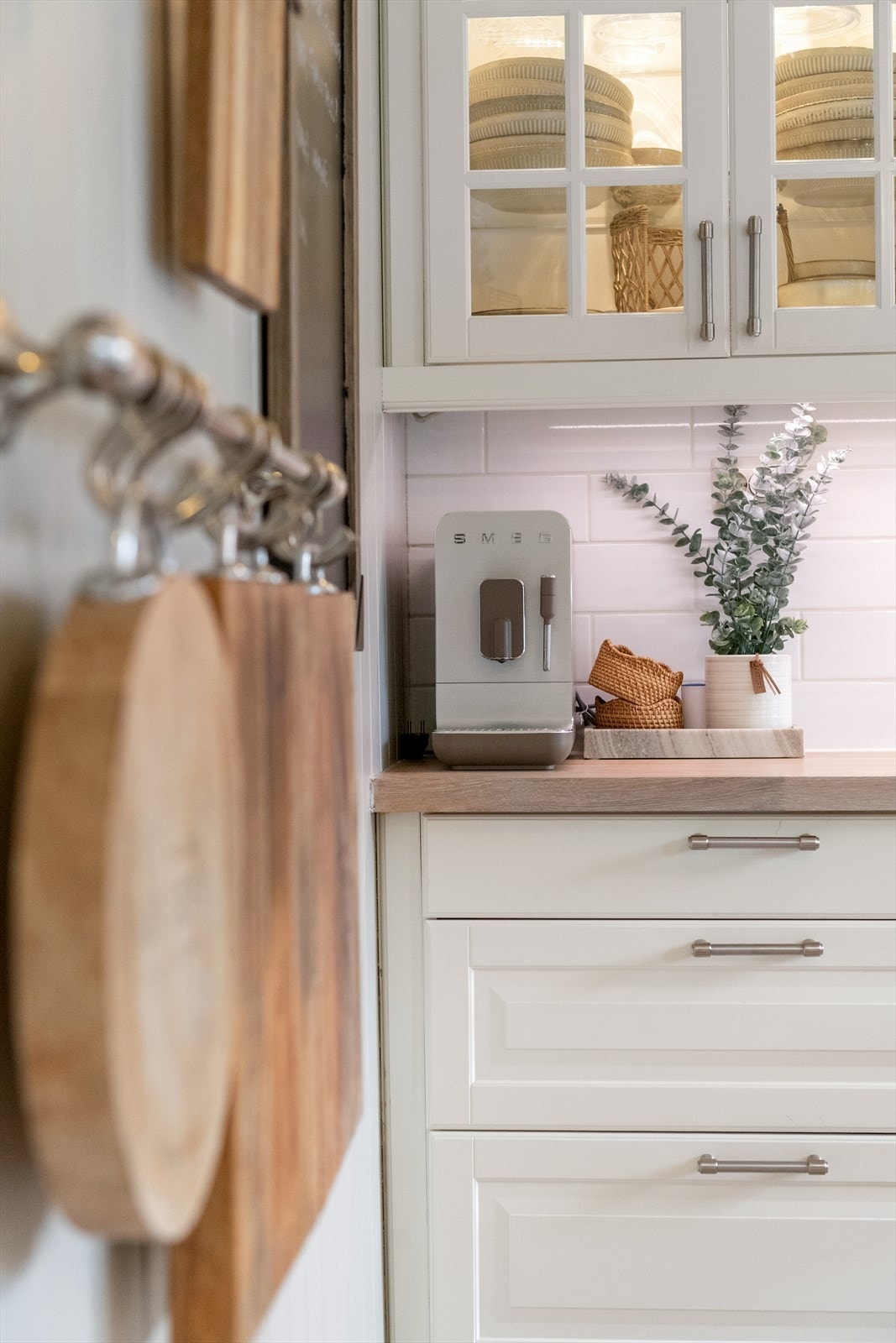 Gode løsninger med benkeskapsbelysning og rikelig med stikkontakter over kjøkkenbenken Galleribilde