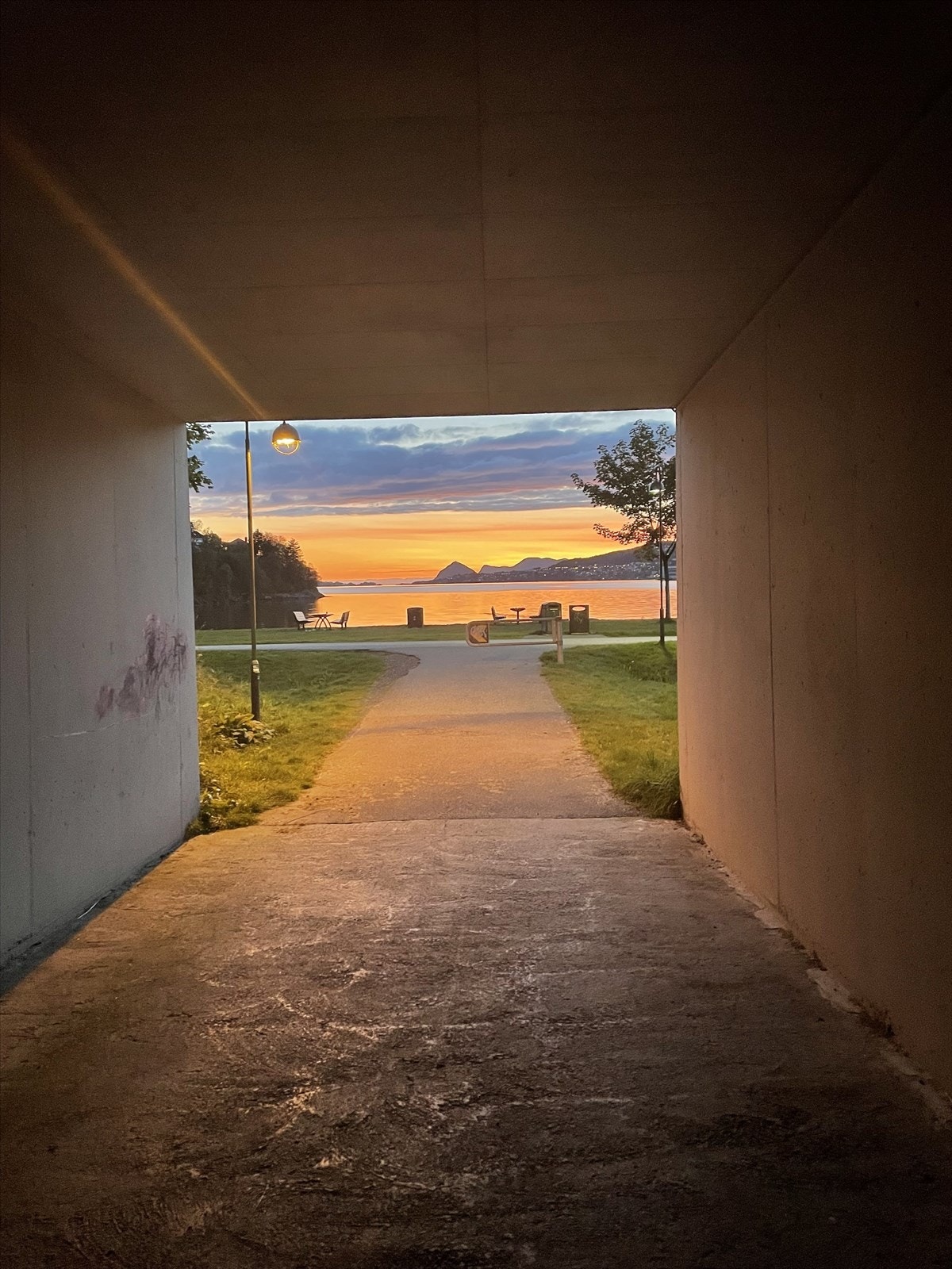 Fra eiendommen er det gangvei under veien ned til friområdet på Sandingane Galleribilde