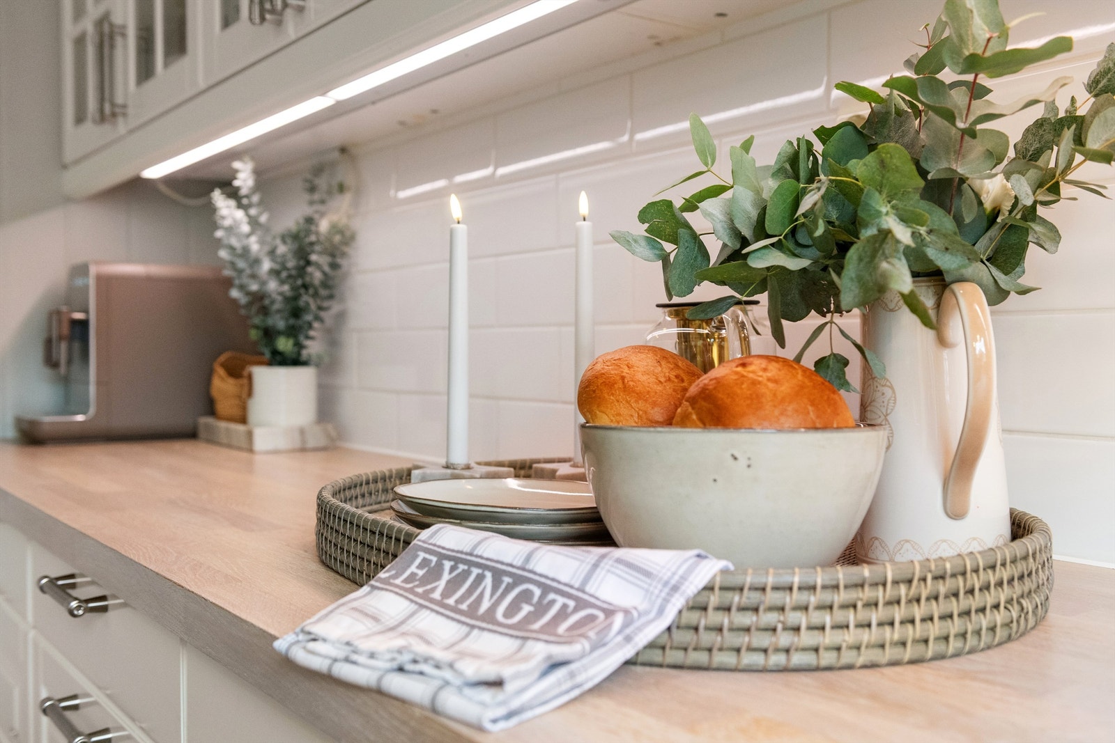 Benkeplate av heltre og fliser mellom benk og overskap Galleribilde