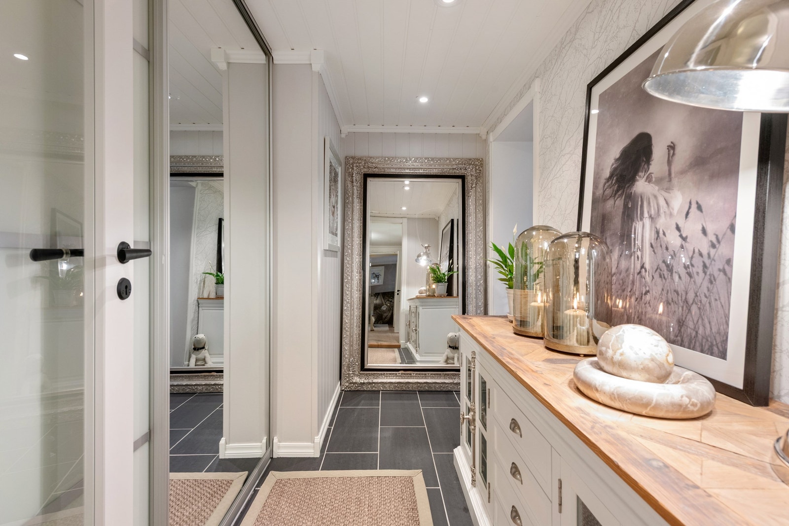 Fra gangen er det skyvedørsfronter inn til et praktisk garderoberom/bod Galleribilde