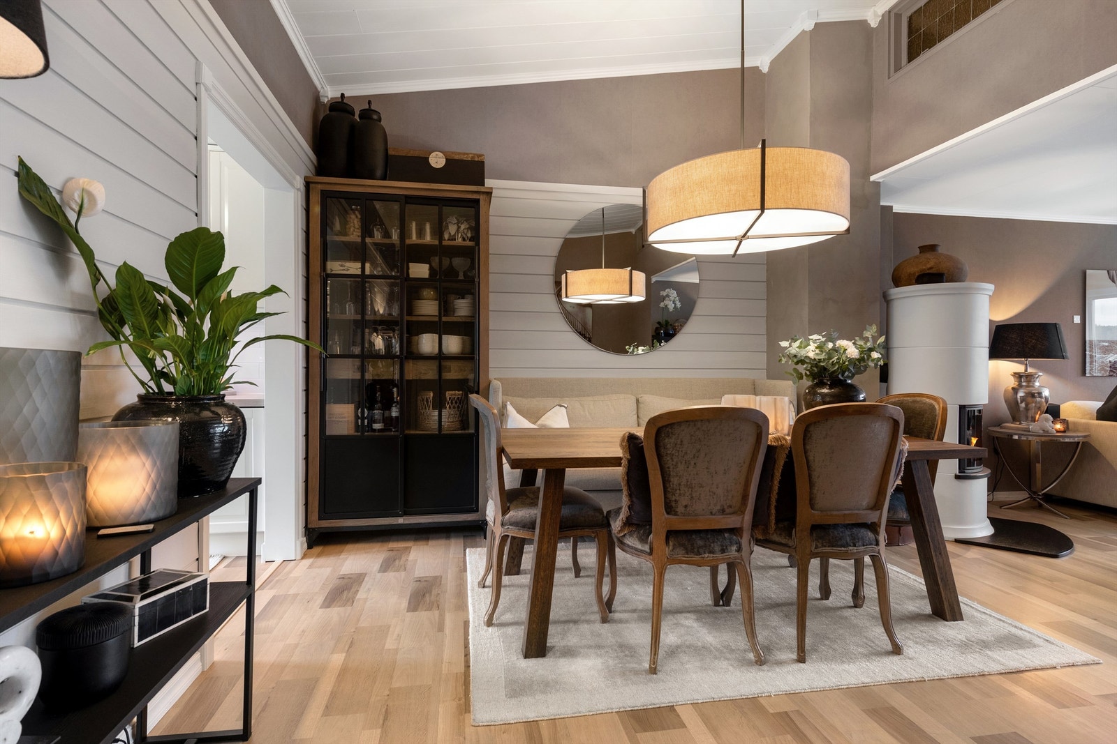 Spisestuen har god plass til et stort spisebord for hyggelige sammenkomster Galleribilde