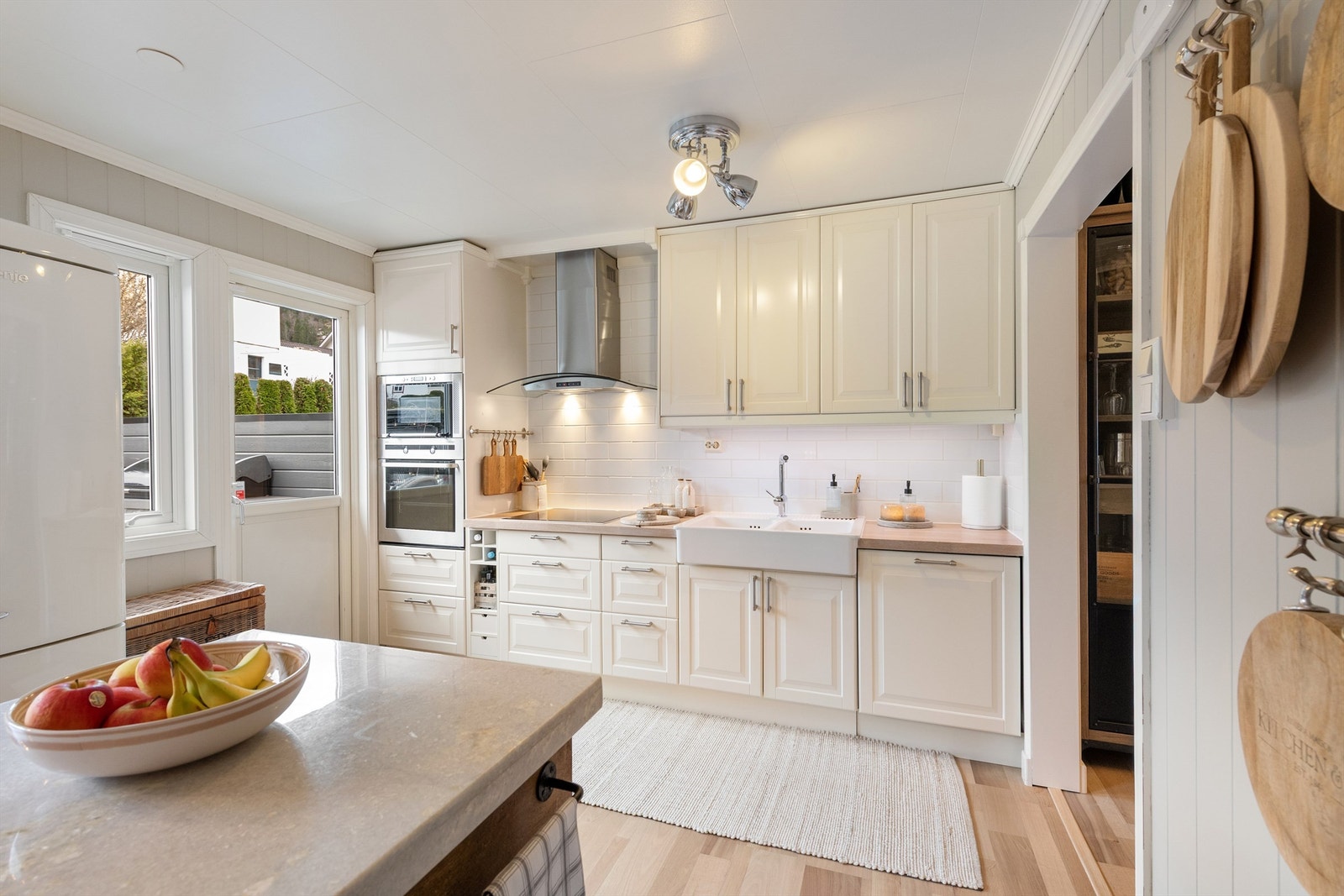 Kjøkkenet har integrert stekeovn, mikrobølgeovn, platetopp og oppvaskmaskin Galleribilde