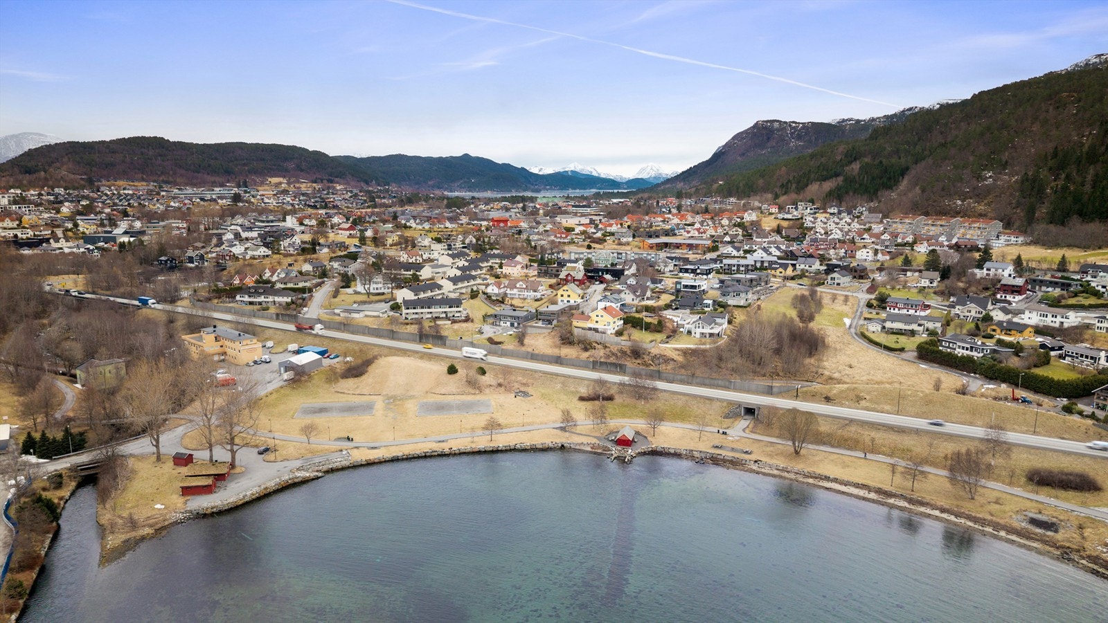 Sandingane med sandvolleyballbane og bademuligheter ligger i umiddelbar nærhet Galleribilde