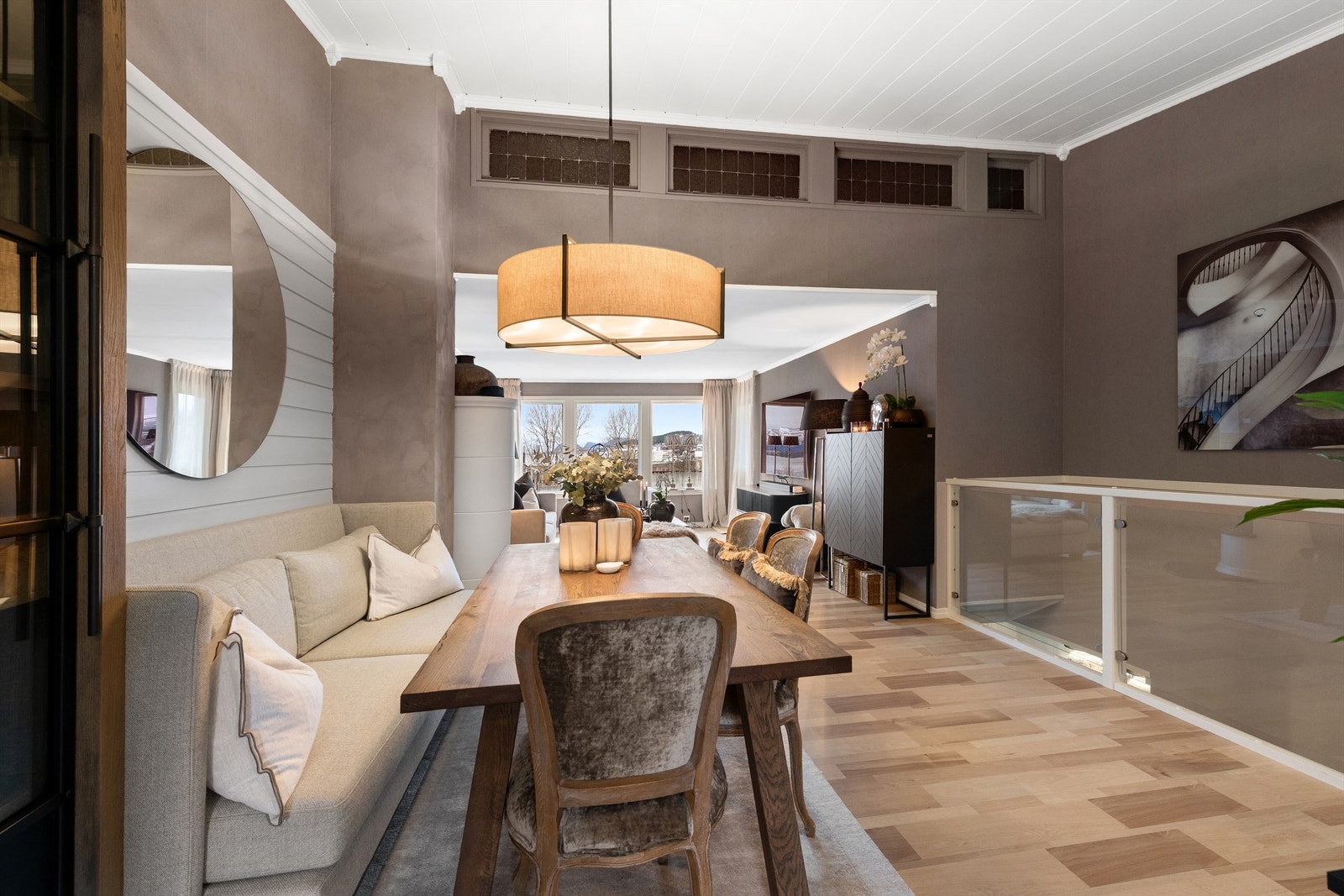 Rekkverk med tre og glass mot trappen gir en moderne og åpen overgang mellom etasjene Galleribilde