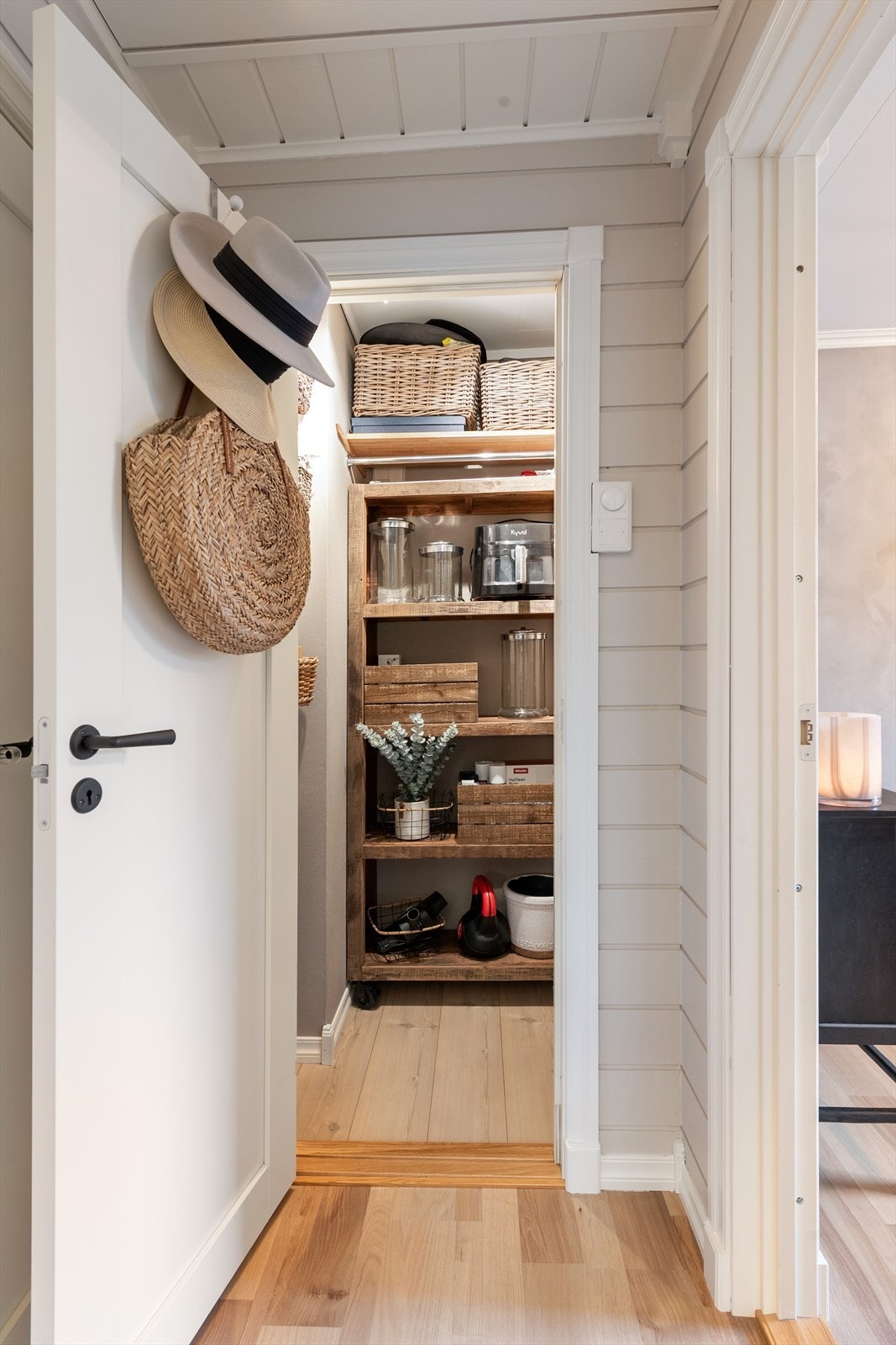 Et praktisk kott i første etasje gir ekstra lagringsplass Galleribilde