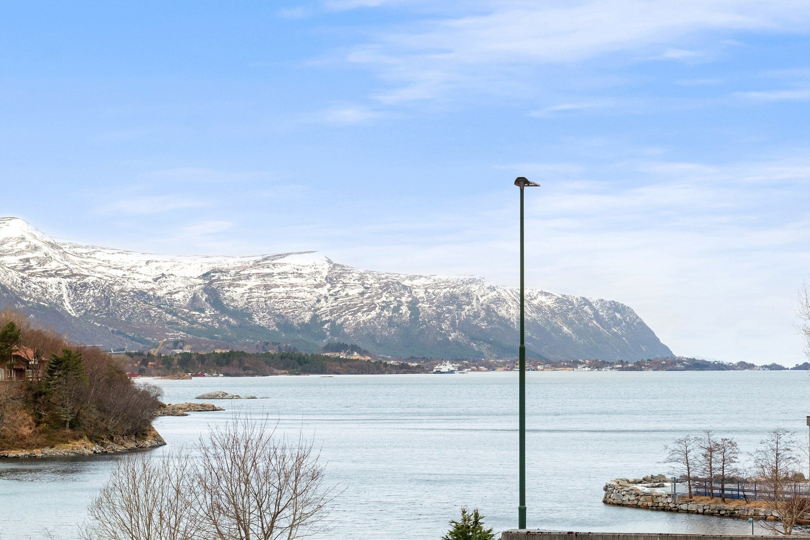 Utsikt mot fjell og fjord fra eiendommen Galleribilde
