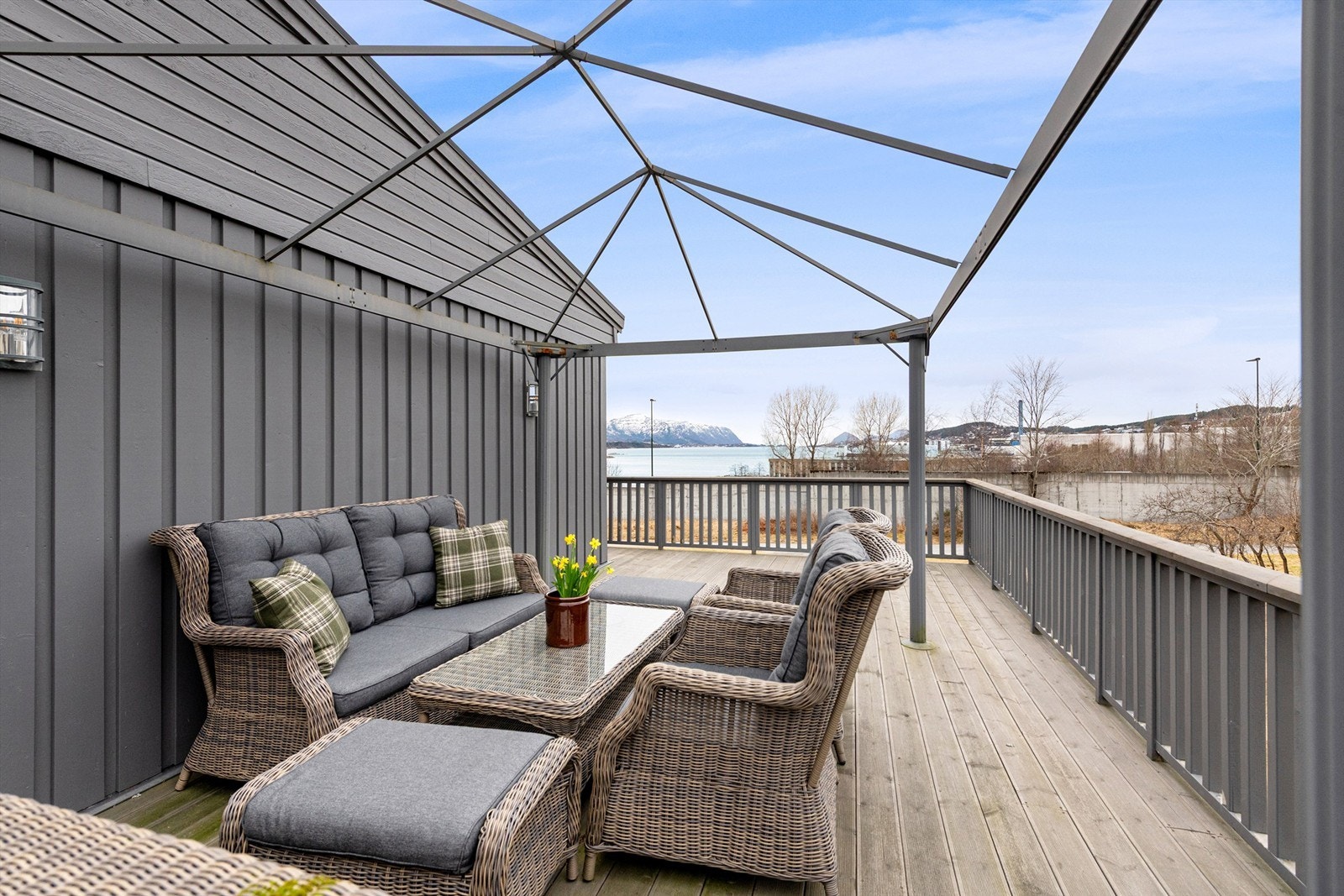 Terrassen har flott utsikt og god plass til sittegruppe
Utvidelse av terrassen mot nord er ikke omsøkt og godkjent Galleribilde