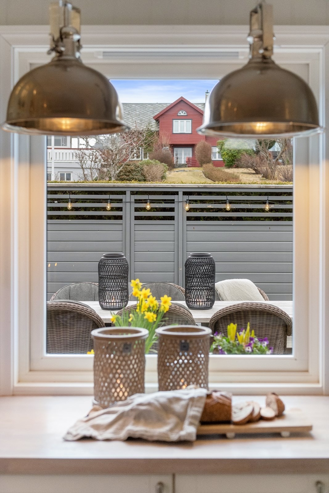 Fra kjøkkenvinduet ser du ut mot den private uteplassen Galleribilde