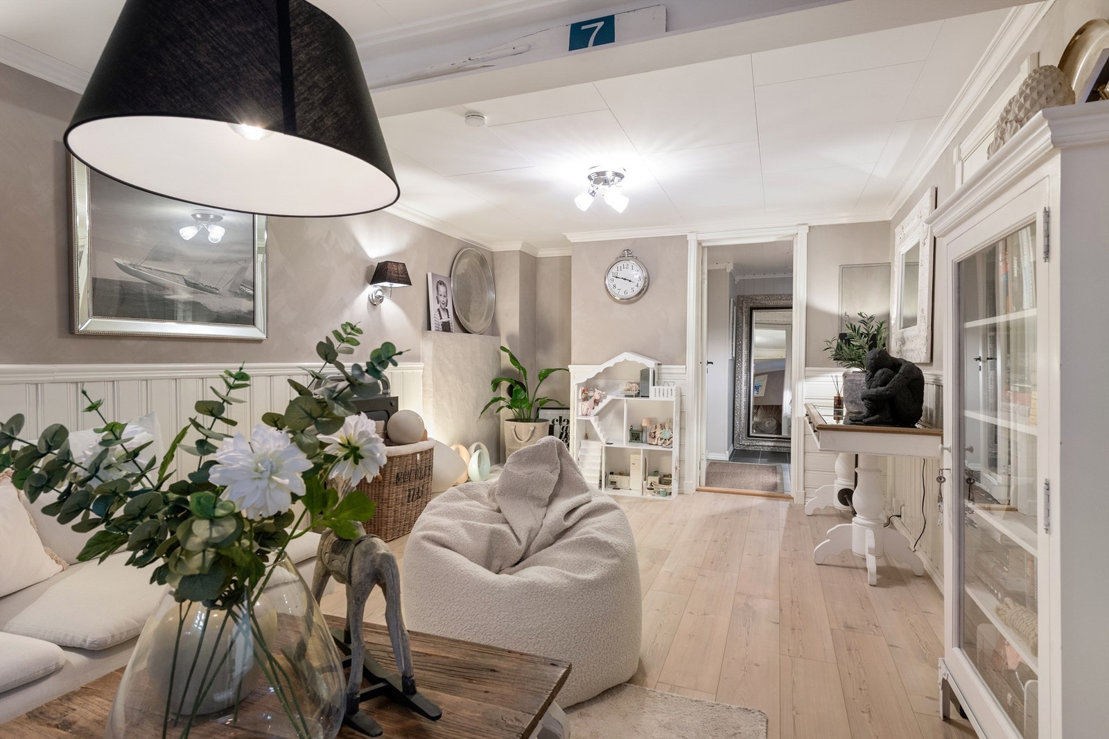 Det er pipe i kjellerstuen med mulighet for å koble til et ildsted
Det gjøres oppmerksom på at rommet ikke er omsøkt og godkjent. Galleribilde