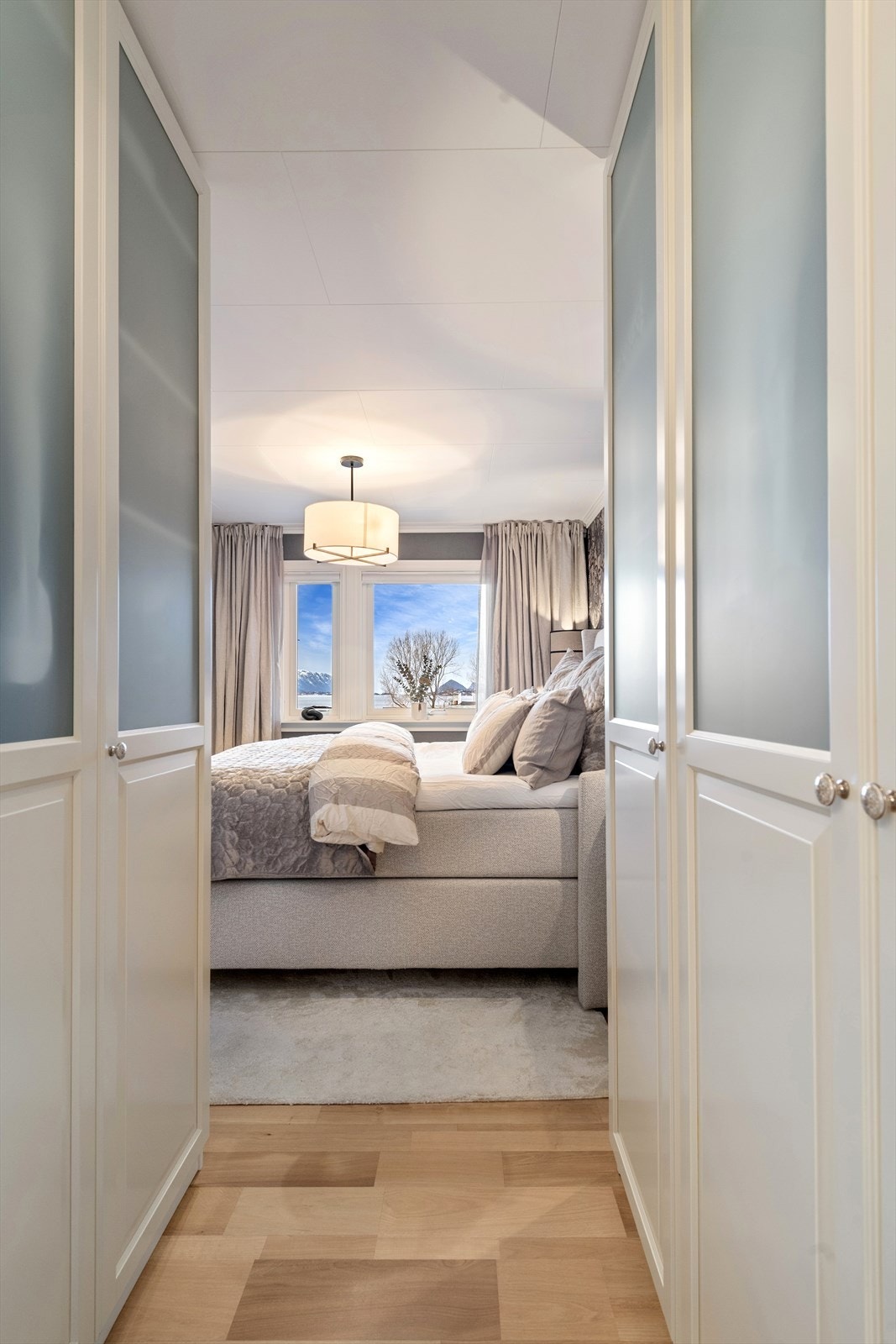 Garderobeløsningen gir gode oppbevaringsmuligheter på hovedsoverommet Galleribilde