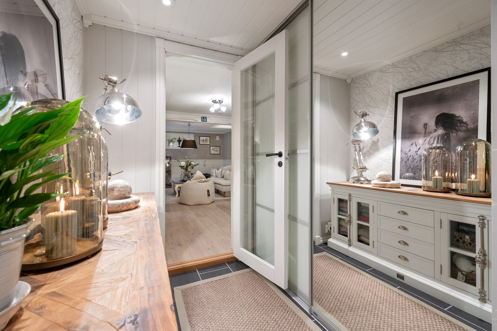 Glassdører skiller gangen fra kjellerstuen og slipper lyset gjennom Galleribilde