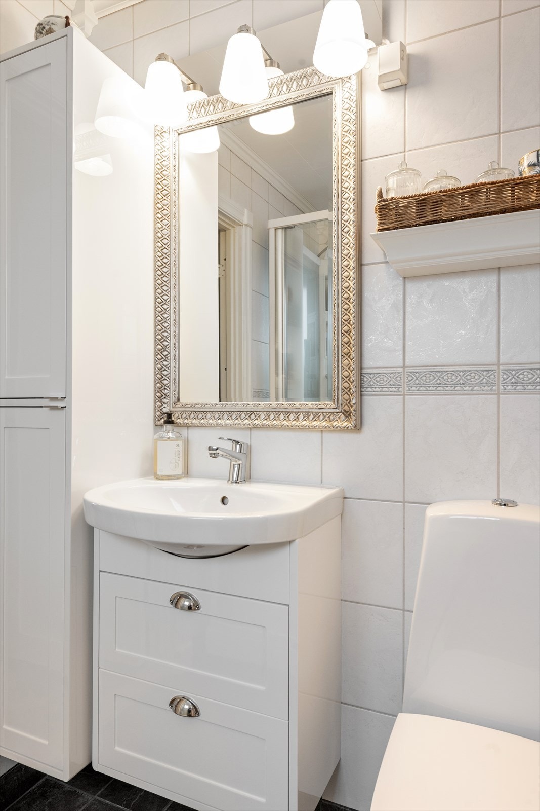 Baderomsinnredning fra Hafa med profilerte fronter og speil med overlys Galleribilde