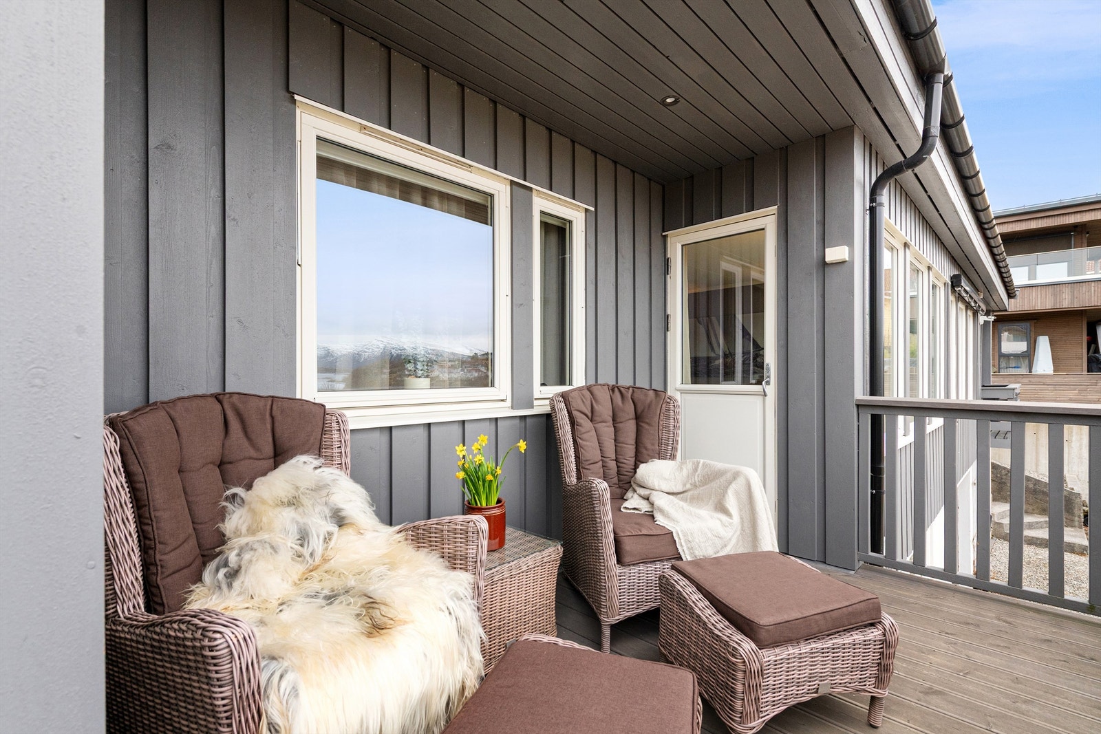 En lun og usjenert krok på terrassen, perfekt for avslapning Galleribilde