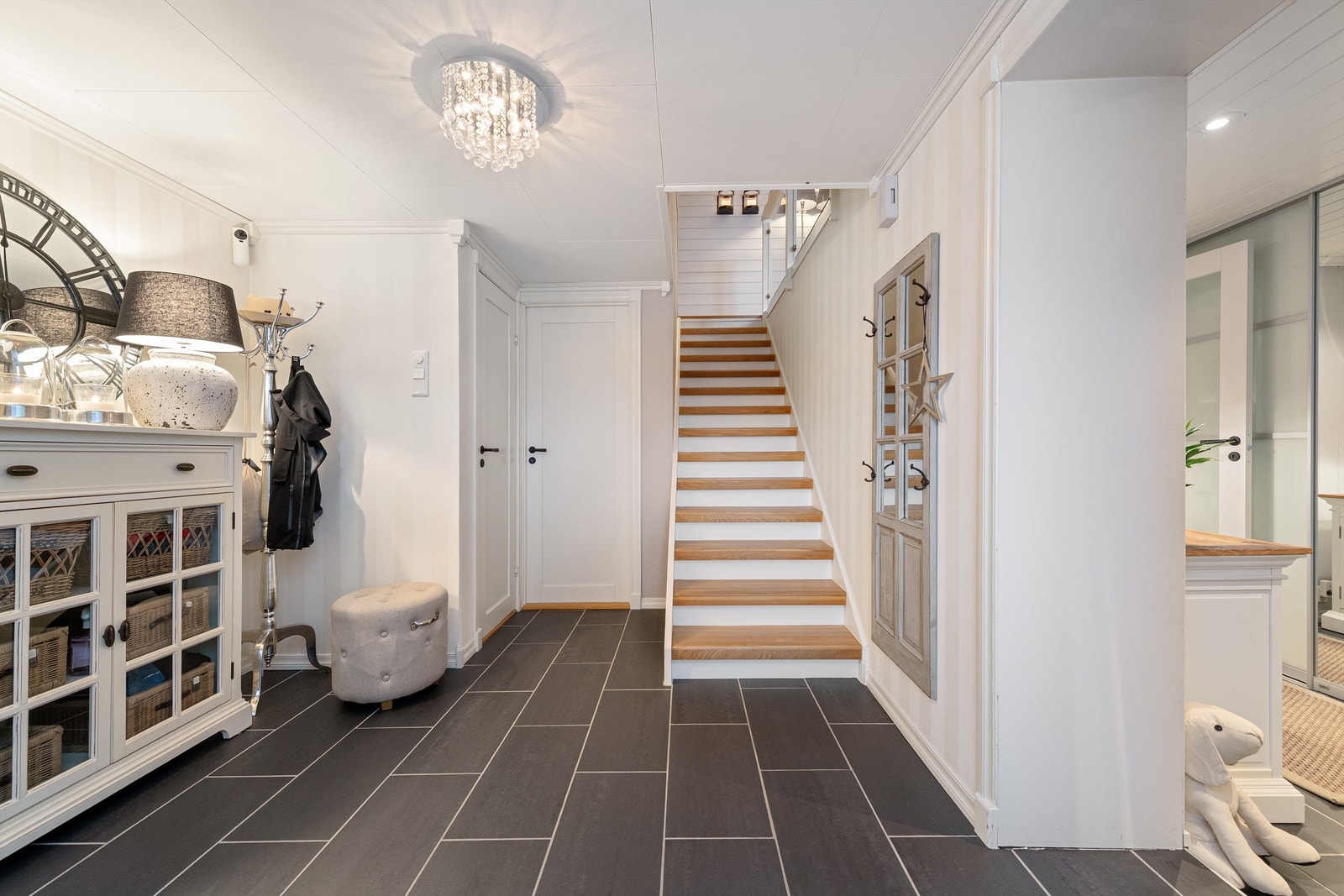 En solid tretrapp binder de to etasjene sammen på en elegant måte Galleribilde