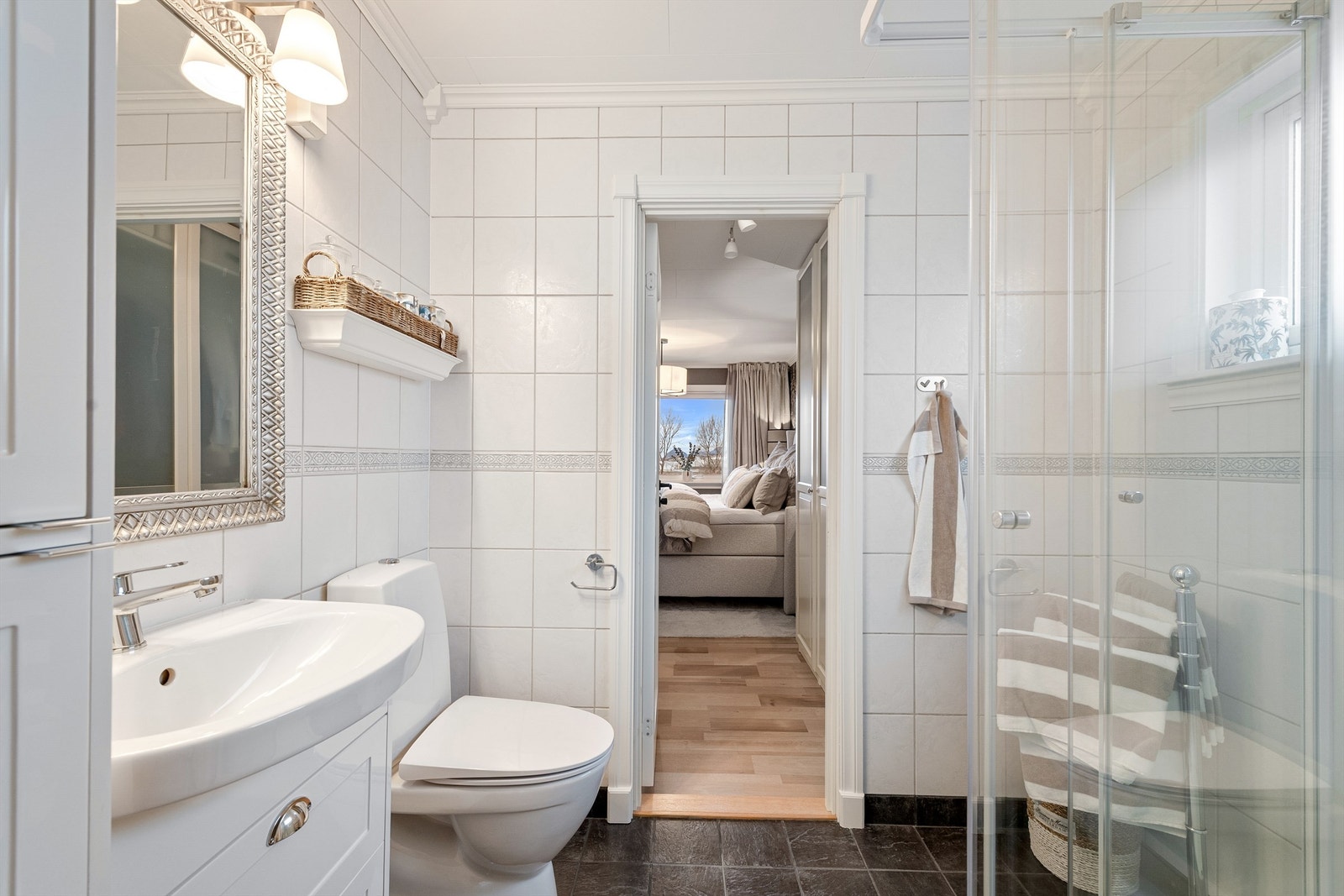 Badet har adkomst til hovedsoverommet Galleribilde